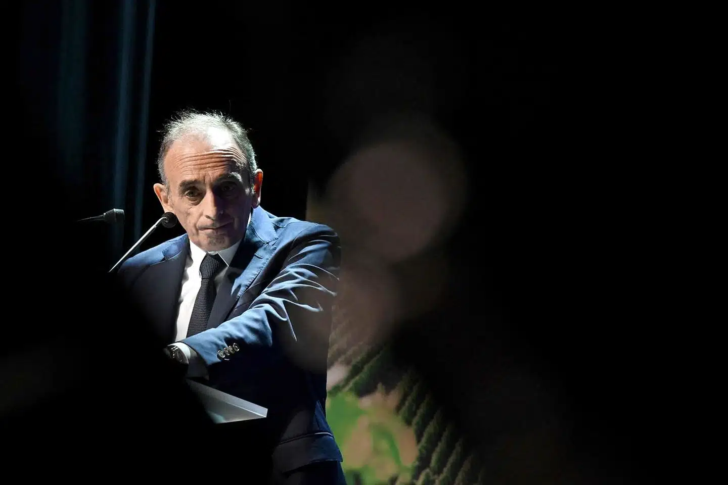 Den højrenationale kandidat Éric Zemmour mere end antyder korruption i forbindelse med Macron-regeringens flittige brug af konsulentfirmaet McKinsey. Han kræver, at den franske anklagemyndighed går ind i sagen.