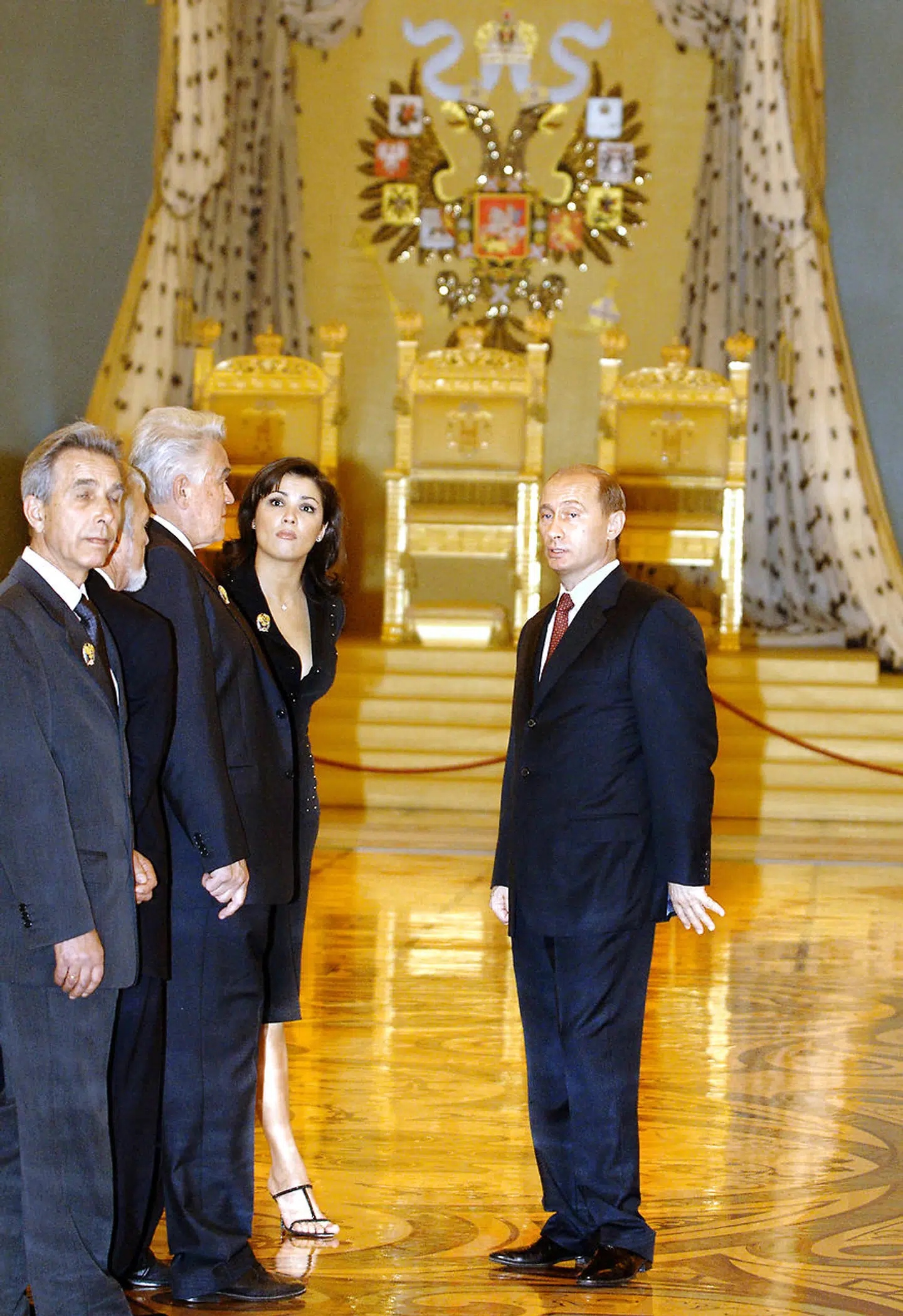 Anna Netrebko fotograferet sammen med blandt andre præsident Putin ved en prisoverrækkelse i Kreml 12. juni 2005.