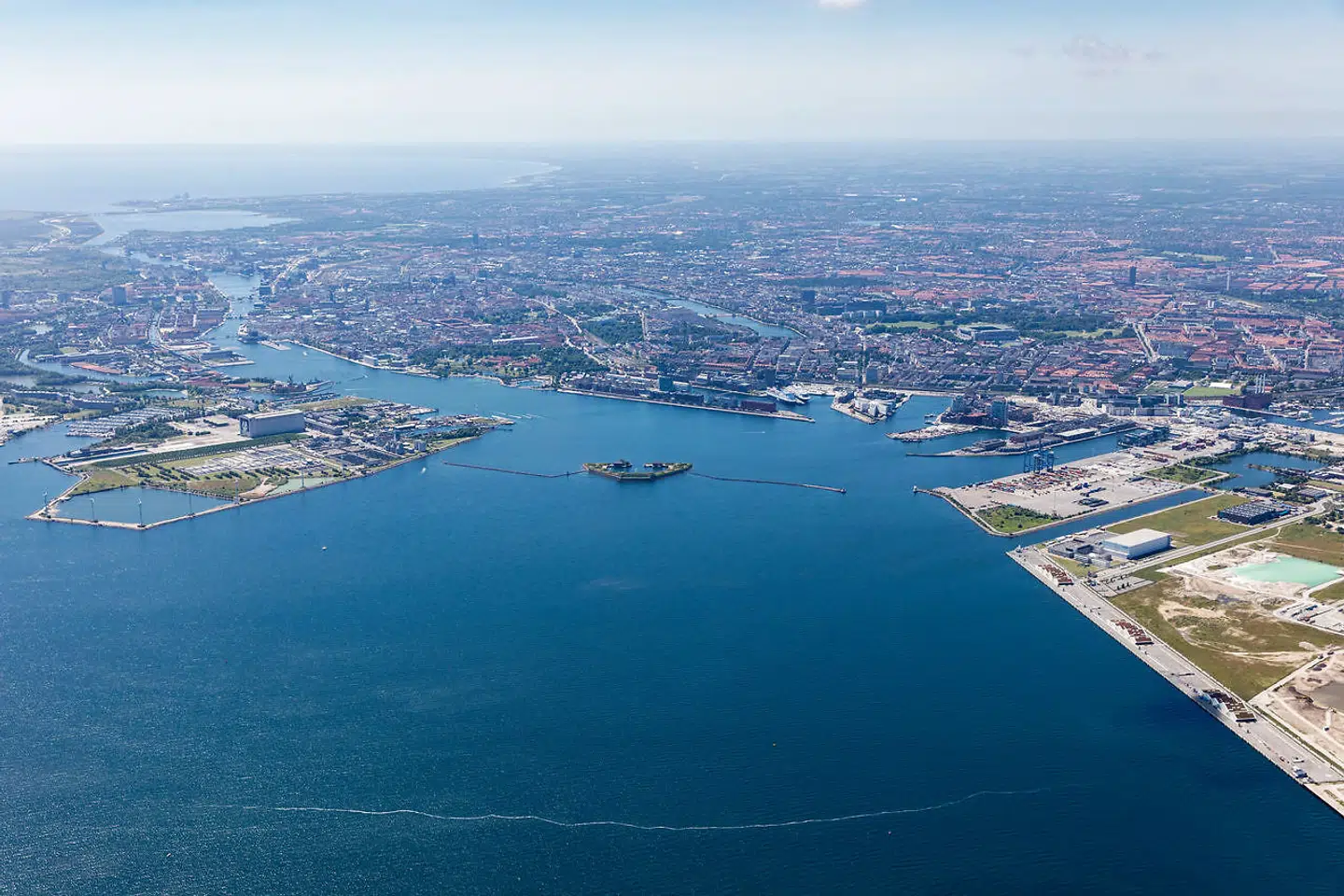 Her er man ved at bygge Københavns store kunstige halvø Lynetteholm, der efter planen skal stå helt færdig med boliger i 2070. Først skal selve øen etableres med stormflodssikring af den nordlige del af Københavns havn. Og nu viser nye budgetberegninger fra udviklingsselskabet By & Havn, at den del bliver væsentlig dyrere end først antaget.