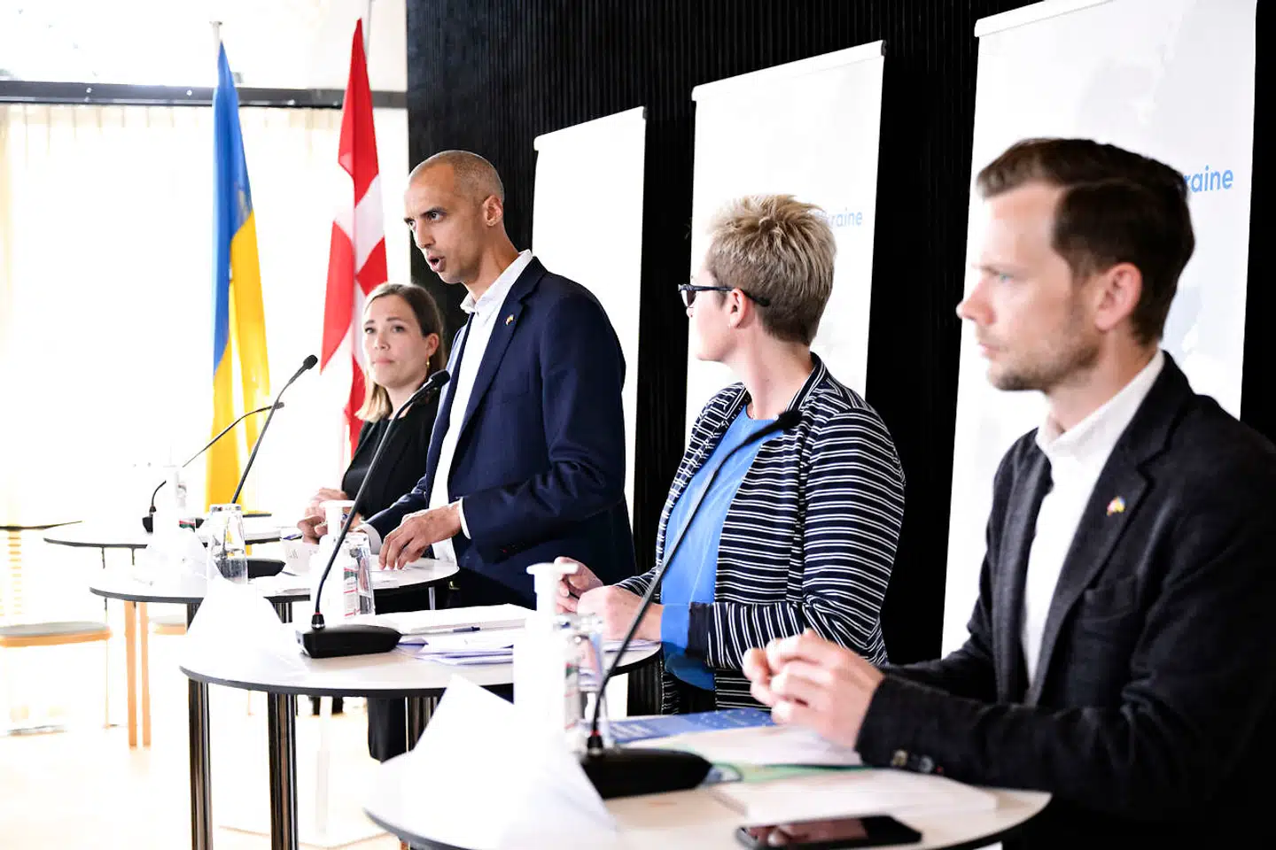 Udlændinge- og integrationsminister Mattias Tesfaye (S), børne- og undervisningsminister Pernille Rosenkrantz-Theil (S), social- og ældreminister Astrid Krag (S) og beskæftigelsesminister Peter Hummelgaard (S) holdt 25. marts fælles pressemøde med status på situationen vedrørende fordrevne fra Ukraine i Danmark og opgaven med at hjælpe dem i gang i det danske samfund.