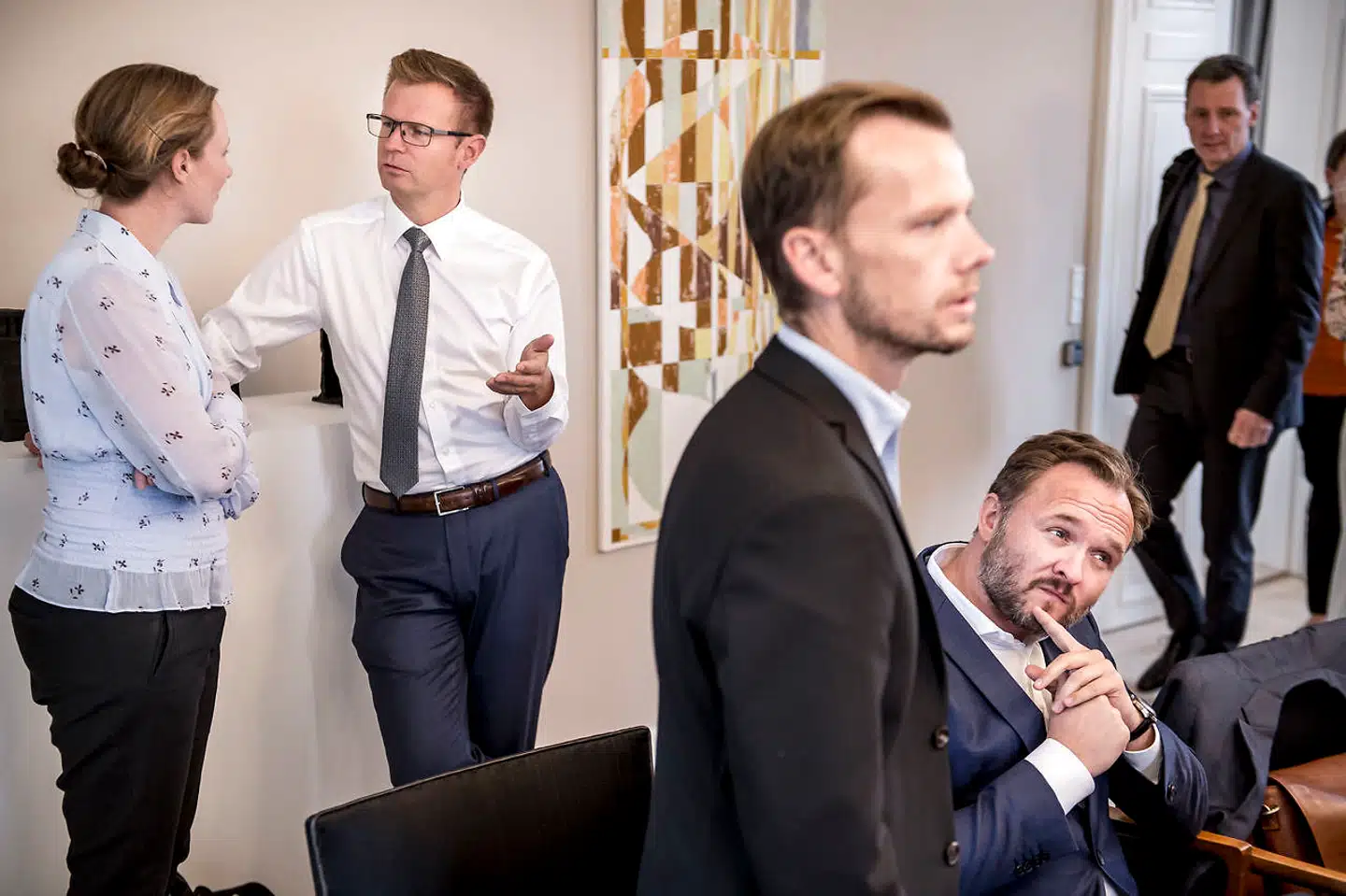 Lea Wermelin og Benny Engelbrecht undlod at informere Folketinget om et brev fra den svenske miljøminister, hvor man i skarpe vendinger advarede om dumpningen af slam i Køge Bugt, og det møder kritik fra flere partier.