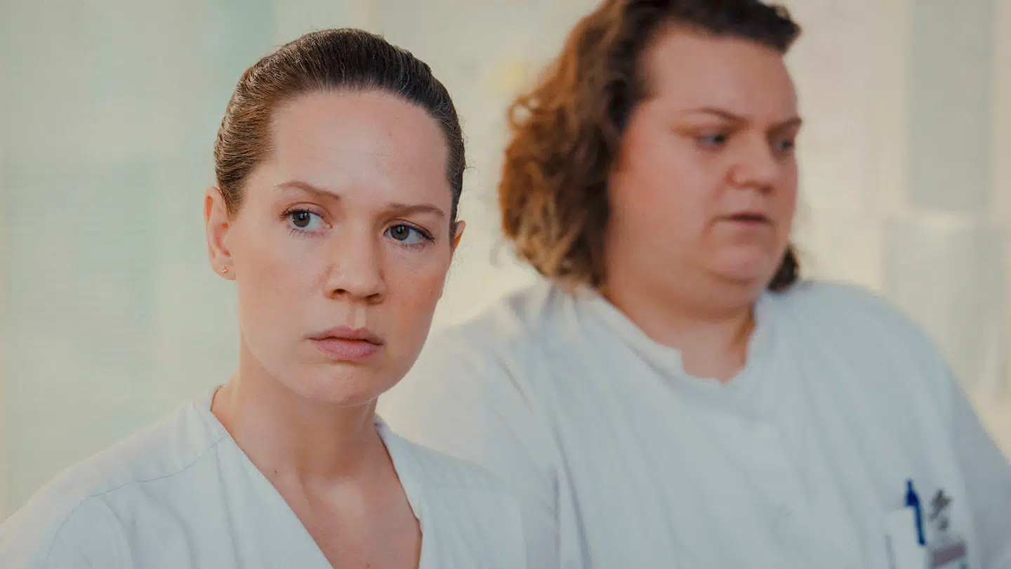 Sygeplejersken Maiken, spillet af Amalie Dollerup, har som den eneste i 50 kilometers omkreds endnu ikke regnet ud, hvordan tingene hænger sammen på hospitalet.