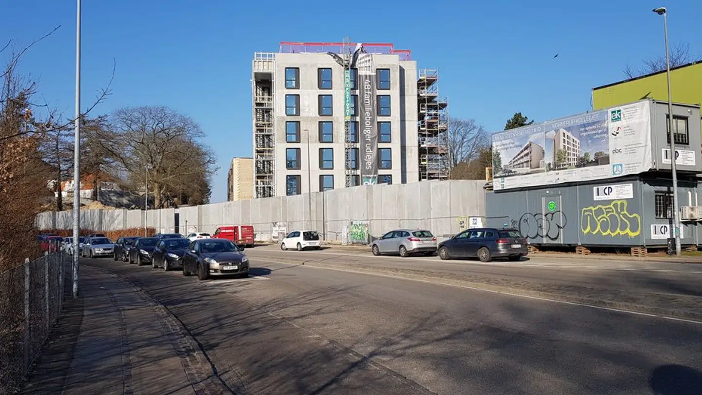 En ny mur i Gentofte har fået særdeles hårde ord med på vejen.