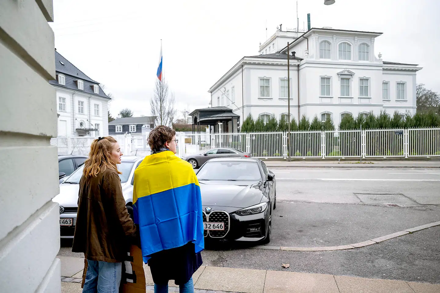 Enkelte ukrainske demonstranter var mødt op foran den russiske ambassade på Østerbro i København på dagen, hvor Rusland angreb Ukraine.