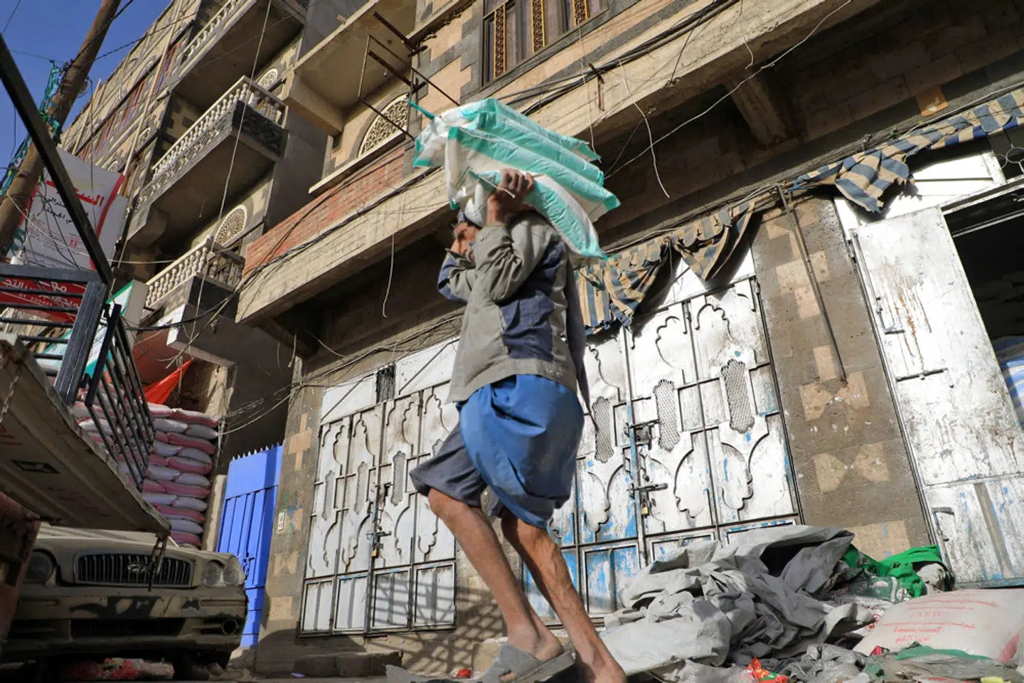 Yemen er næsten fuldstændig afhængig af import, og ifølge nødhjælpsorganisationer vil fødevaresituationen i det krigshærgede land kun blive værre som følge af Rusland invasion af Ukraine. Her er det lykkedes for en mand i hovedstaden Sanaa at sikre sig en forsyning af hvede. - Foto: Mohammed Huwais/Ritzau Scanpix