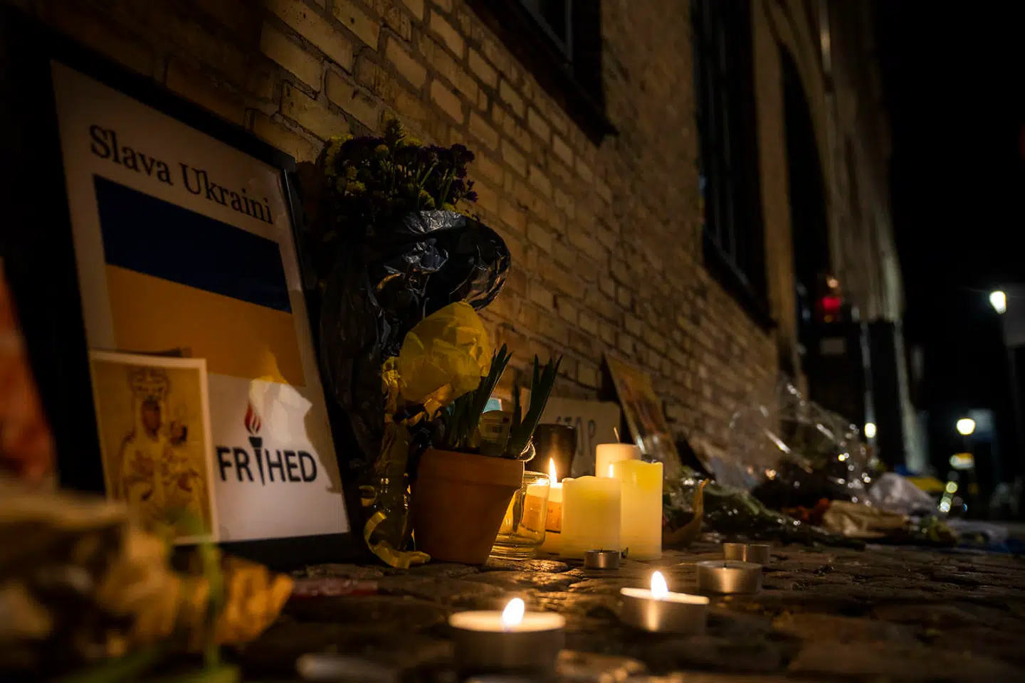 Lys tændt ved den Ukrainske ambassade i København. Danskerne satte lys i vinduerne til ære for Ukraine, ligesom Ukraines præsident Volodymyr Zelenskyj opfordrede til i sin tale til Folketinget tirsdag den 29. marts 2022.