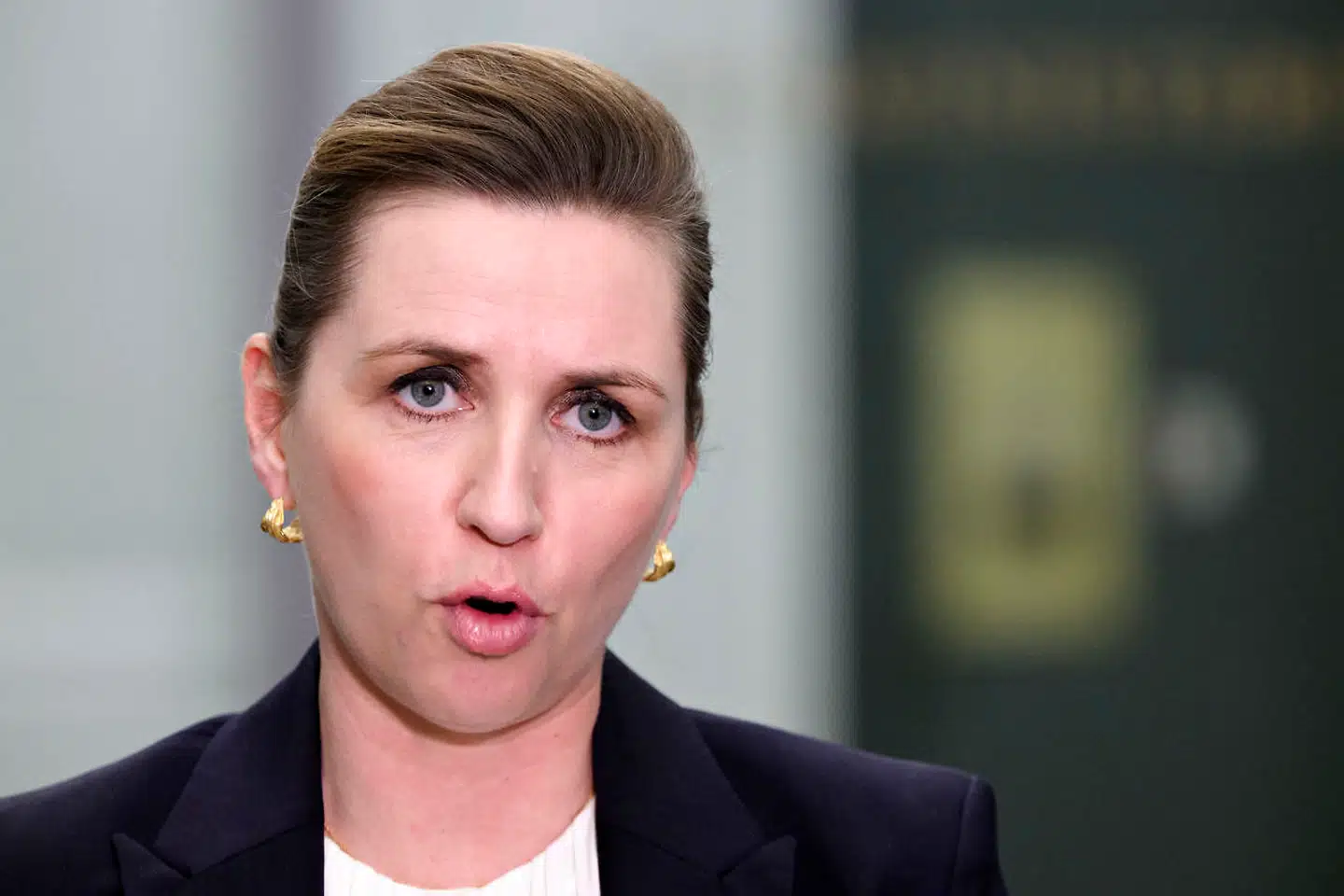 »Den hjælp, som det ukrainske folk og præsident Zelenskyj har behov for, vil vi imødekomme så godt, som vi overhovedet kan,« sagde statsminister Mette Frederiksen (S) på et doorstep tirsdag eftermiddag. Nu vil regeringen udsende en dansk kampbataljon til Baltikum.