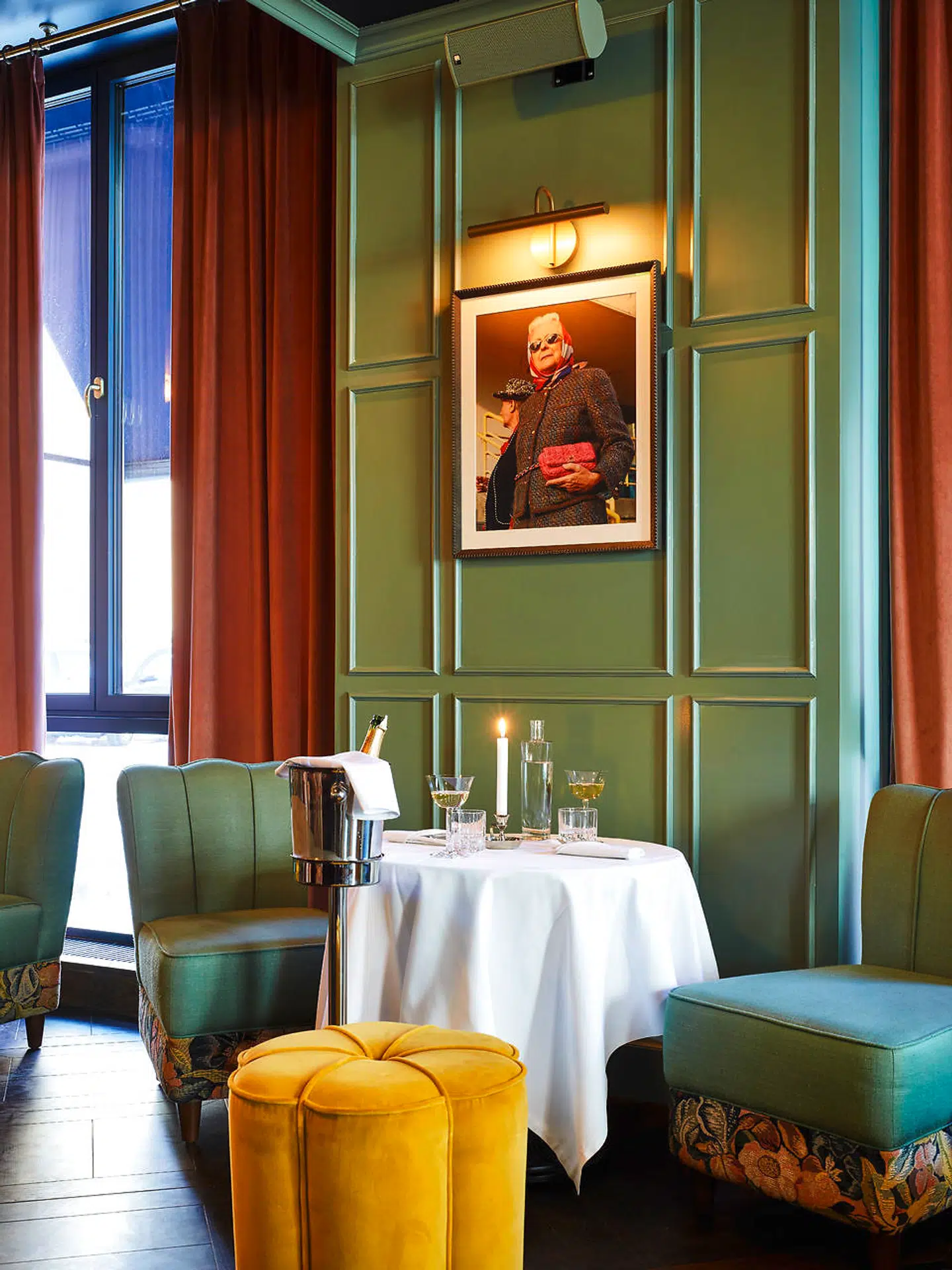 Café Duse hylder kvinder i alle aldre – blandt andet med en række malerier og fotografier, der strækker sig fra det 19. århundrede til i dag.