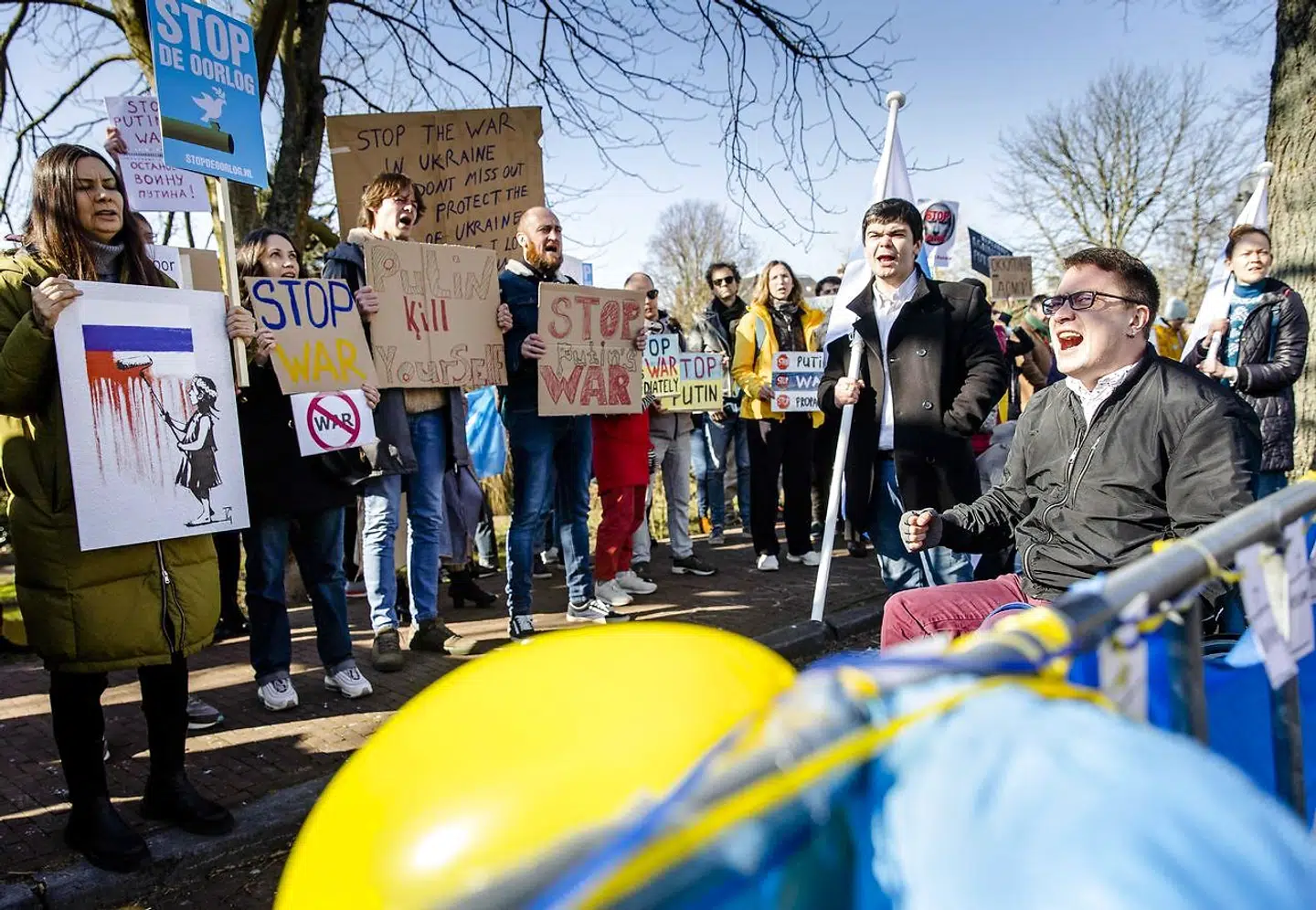 Russere bosiddende i Holland demonstrerer ude foran den russiske ambassade i Haag, 5. marts 2022.