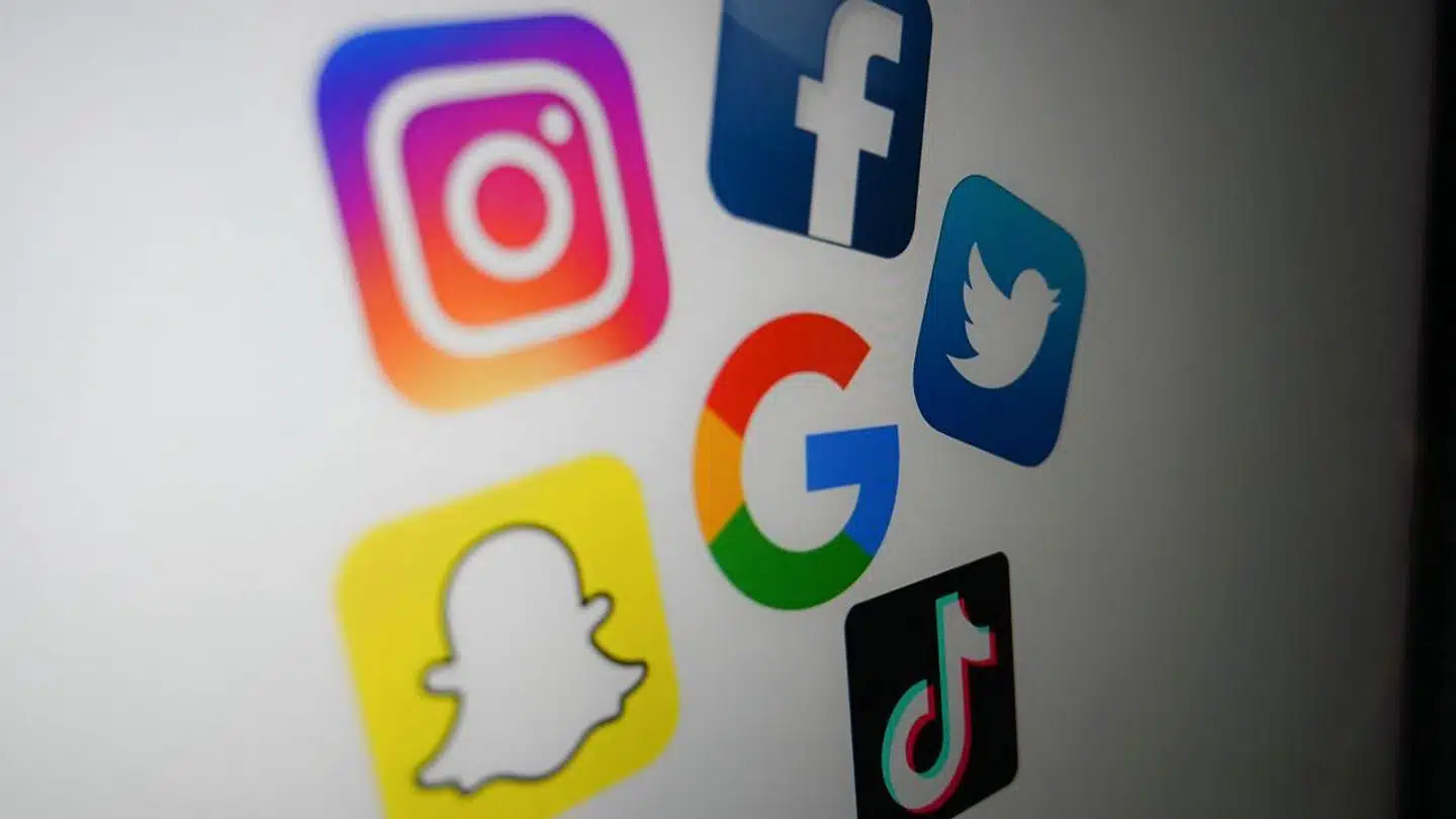 Sociale medier er blevet våben i en krig, og der er risiko for, at de mange oplysninger, som teknologigiganterne har samlet og samler ind om alle, kan afgøre liv og død. Derfor skal giganterne underlægges en styring, der svarer til, hvad medierne skal leve op til af ansvar, mener Djøfs TechDK Kommission.