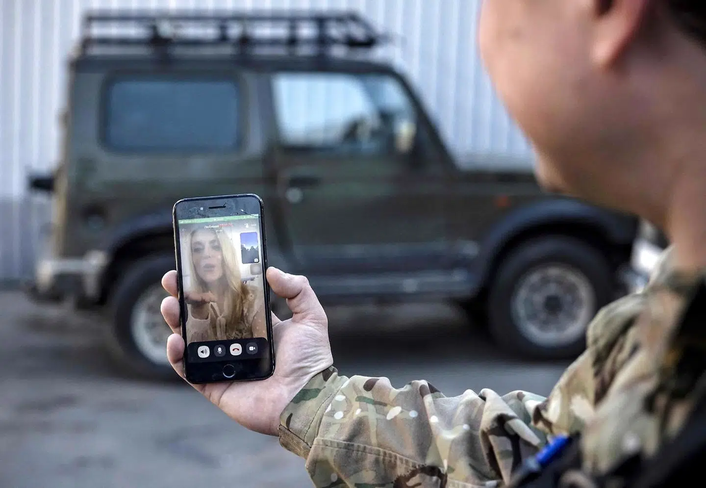 En ukrainsk soldat taler med sin kone over mobilforbindelsen fra hovedstaden Kyiv. Trods omfattende ødelæggelser fungerer landets mobile infrastruktur stadig i overraskende stor udstrækning.