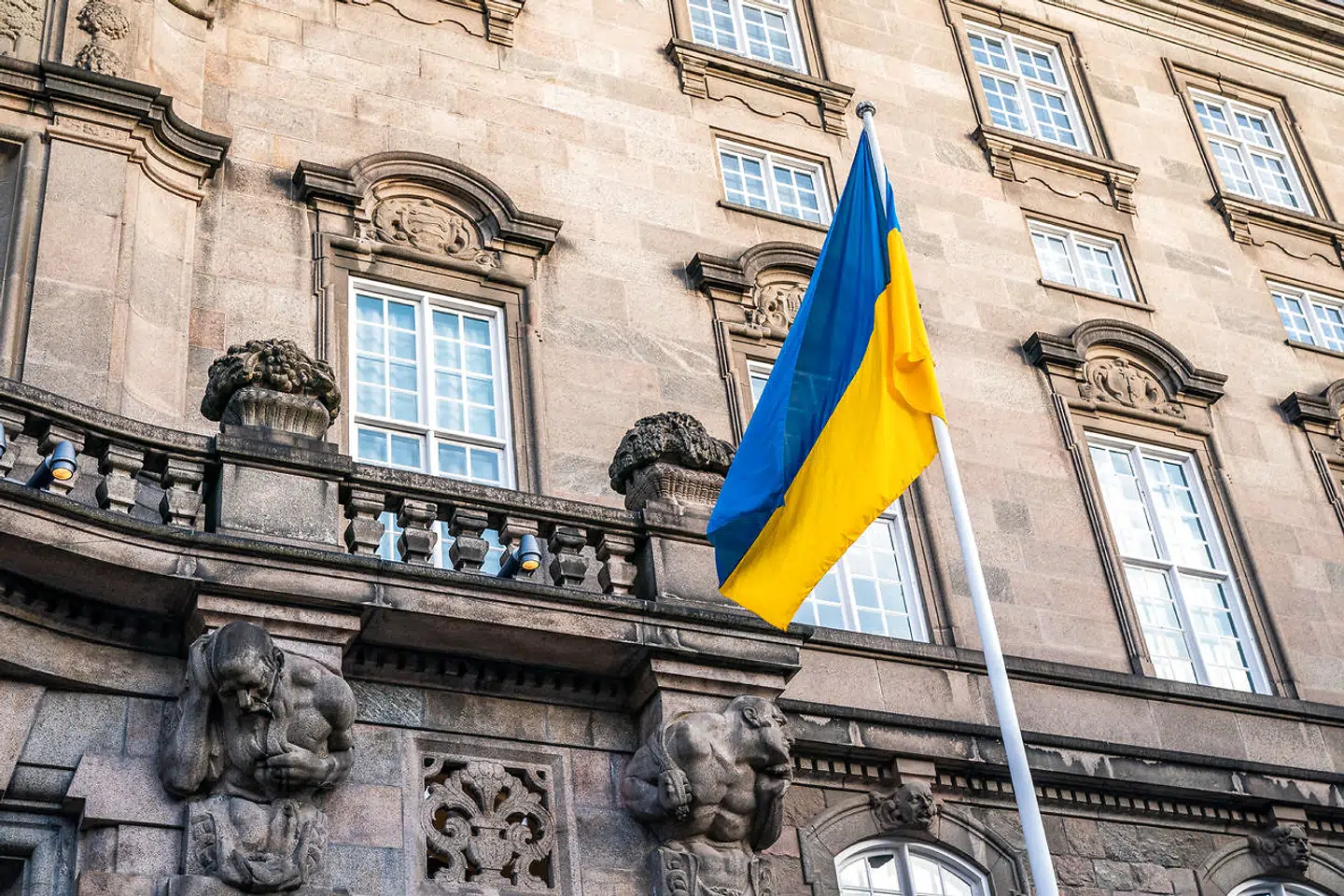 Folketinget hejser det ukrainske flag ved siden af Dannebro i sympati med Ukraine, ved hovedtrappen til Christiansborg Slot.