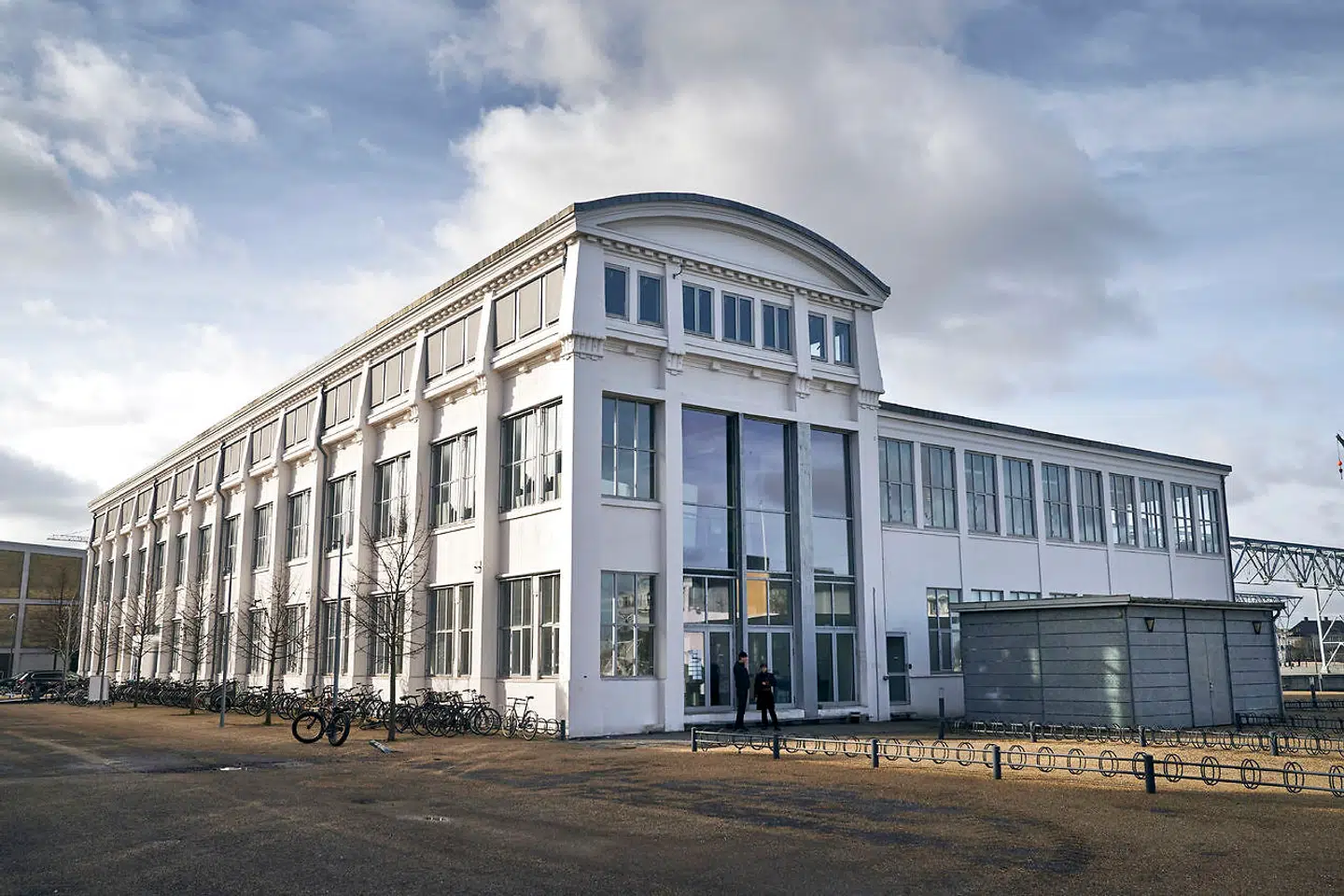 Flere undervisere på Det Kongelige Akademi bakker nu op om de studerende i deres kritik af ledelsen. »De er meget langt væk fra gulvet, og hvad der foregår på skolen,« siger en af underviserne.