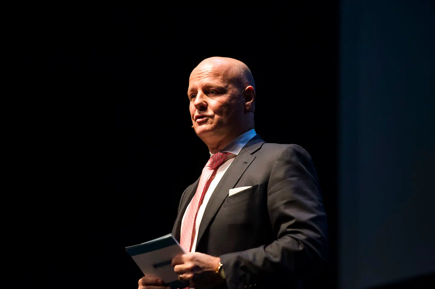 Tonny Thierry Andersen er koncerndirektør i Nykredit og arbejdede før det i Danske Bank gennem en årrække.