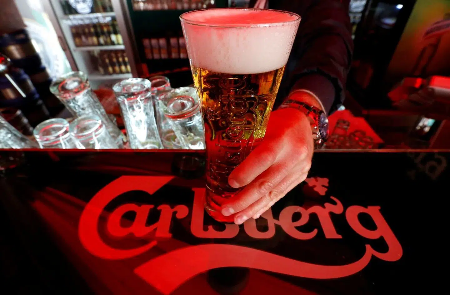 Carlsberg, der er blandt de største ølproducenter i Rusland, forlader nu det krigsførende land.