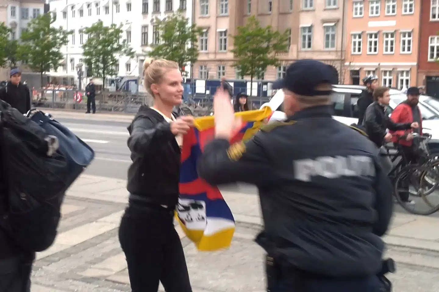 Politiet tog Tibet-flag fra fredelige demonstranter under et kinesisk statsbesøg i 2012.