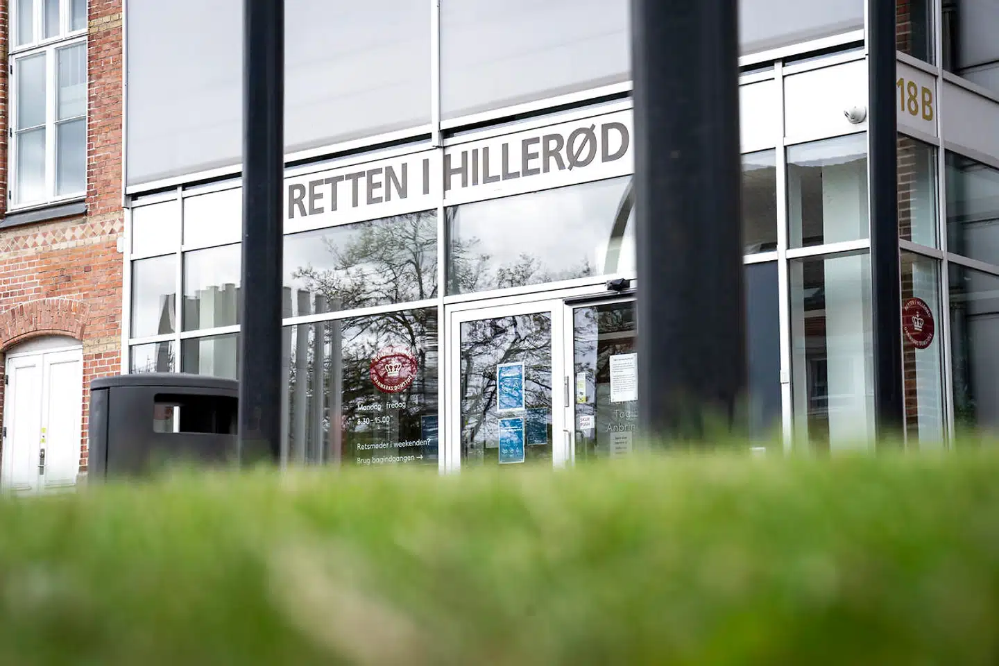 En 27-årig mand er mandag blevet tildelt en fængselsstraf på et år og otte måneders fængsel – heraf er de første to måneder ubetingede – for at have delt private billeder af mere end 800 forurettede kvinder.