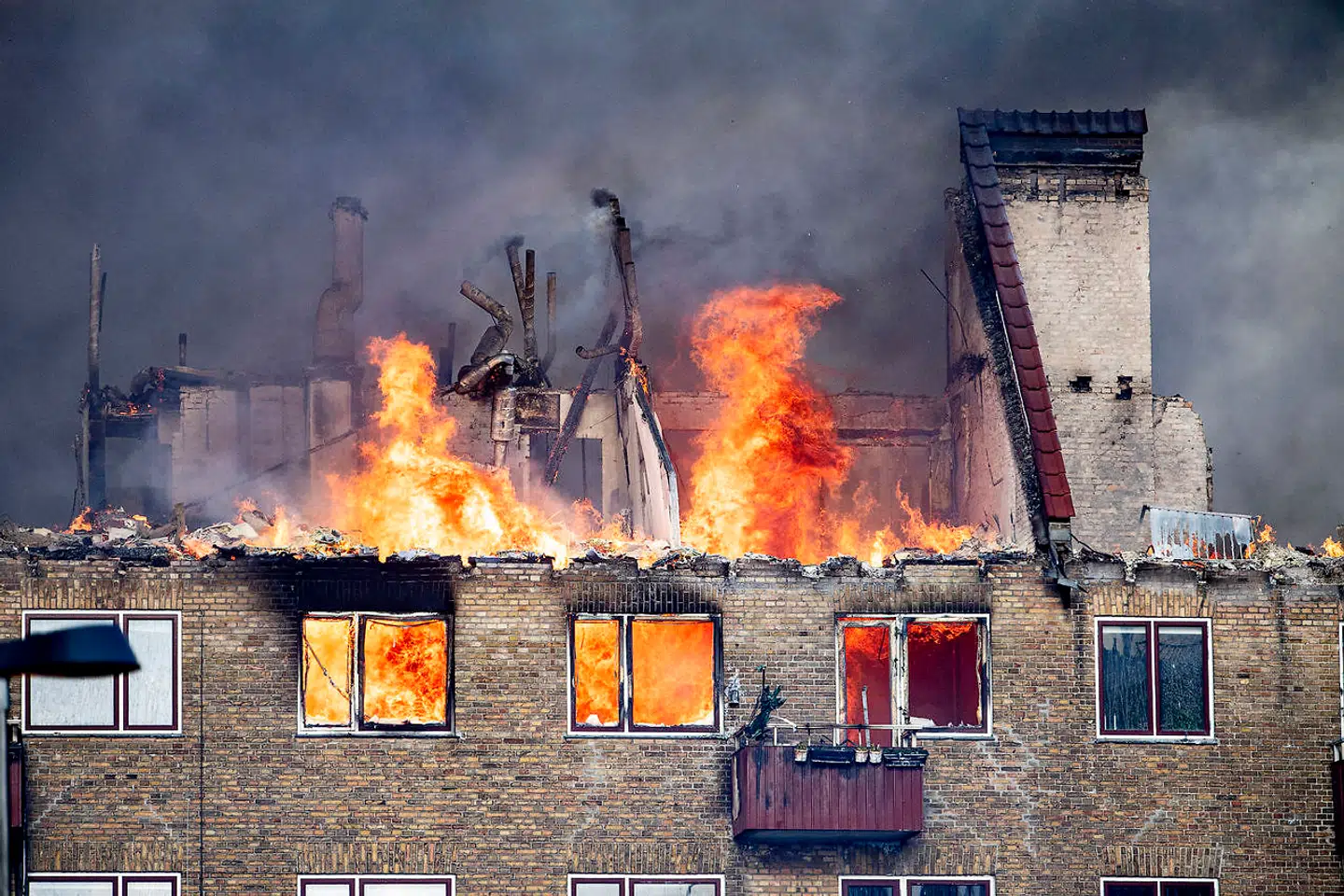 Dele af bygningen blev vurderet i fare for at kollapse, hvorfor brandfolk og politiefterforskere havde svært ved at tilgå etageejendommen.