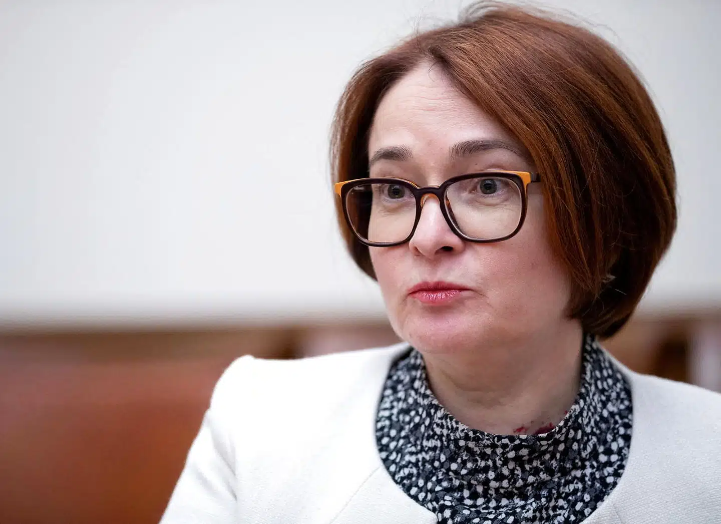 Iagttagere har længe fulgt Elvira Nabiullinas påklædning for signaler om hendes tanker som chef for Ruslands centralbank. I 2019, da dette billede blev taget, så hun optimistisk ud. Siden Rusland invaderede Ukraine, har hun været klædt i sort.