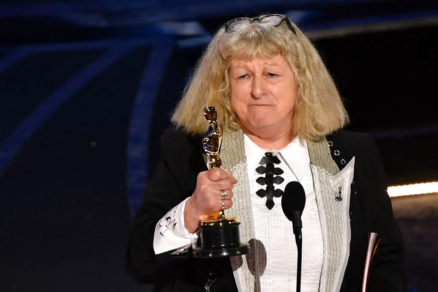 Britiske Jenny Beavan modtager sin Oscar efter en sejr i kategorien Bedste kostumedesign.