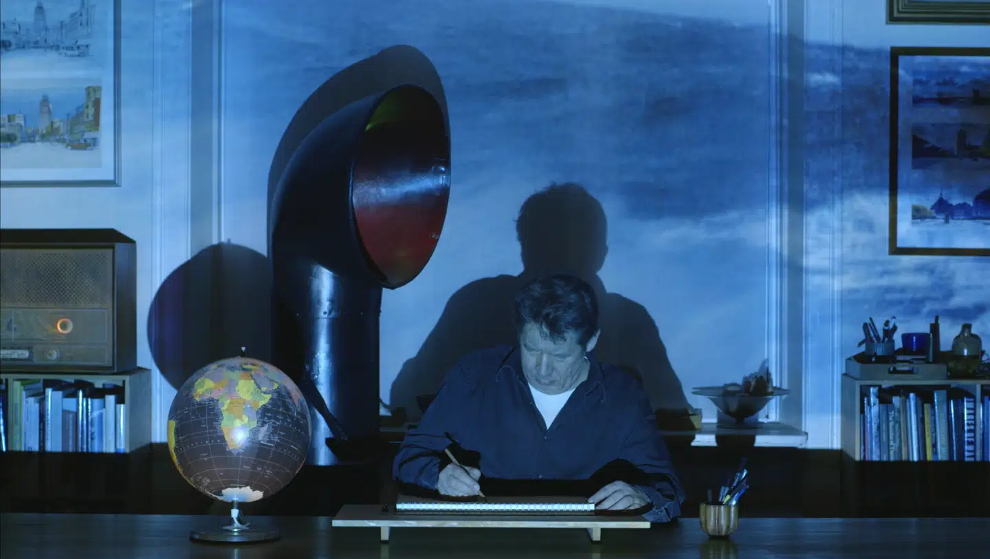 Simon Bang blander dygtigt tegnede figurer, gamle smalfilm og nutidige elementer på en poetisk måde i sin film, »Kaptajnens hjerte«. Her ses Simon Bang ved tegnebordet med rekvisitter til filmen.