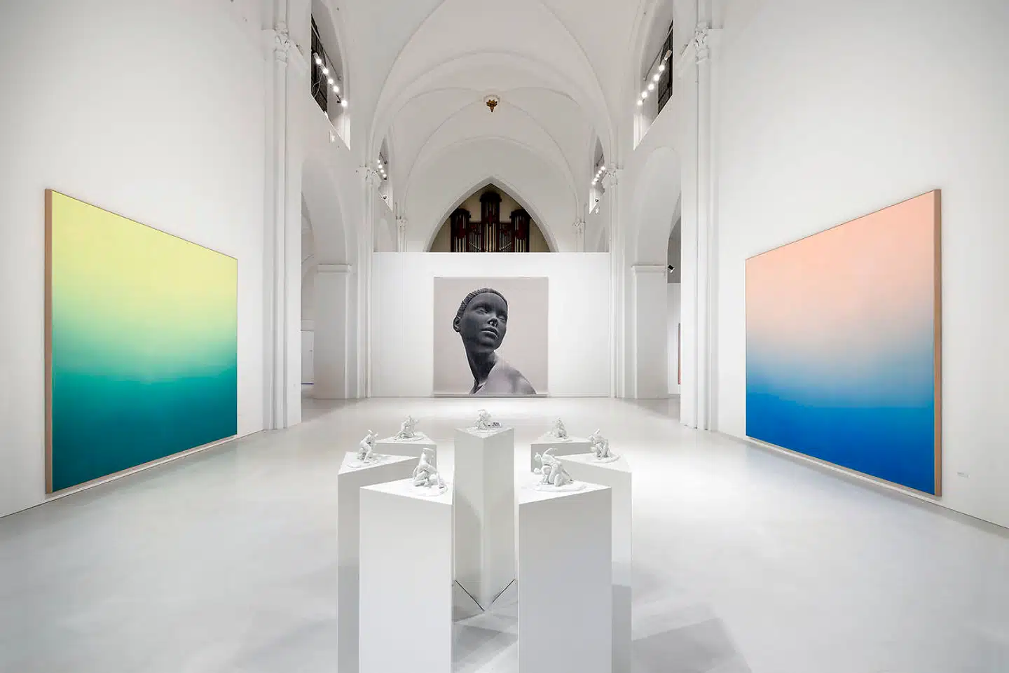 Ditte Ejlerskov blev bekendt med kampen mellem oxytocin og adrenalin, da hun skulle føde sine børn. Under første fødsel var hun båret af frygt, kaos og derfor adrenalin, anden gang var hun koncentreret om, at det skulle være en anderledes oxytocin-båret fødsel og havde forinden undersøgt, hvad der skulle til for at det kunne lykkes. Her stødte hun på meditation og farvelære, som hun nu deler med alle os andre, for at også vi kan flytte vores fokus for en stund.