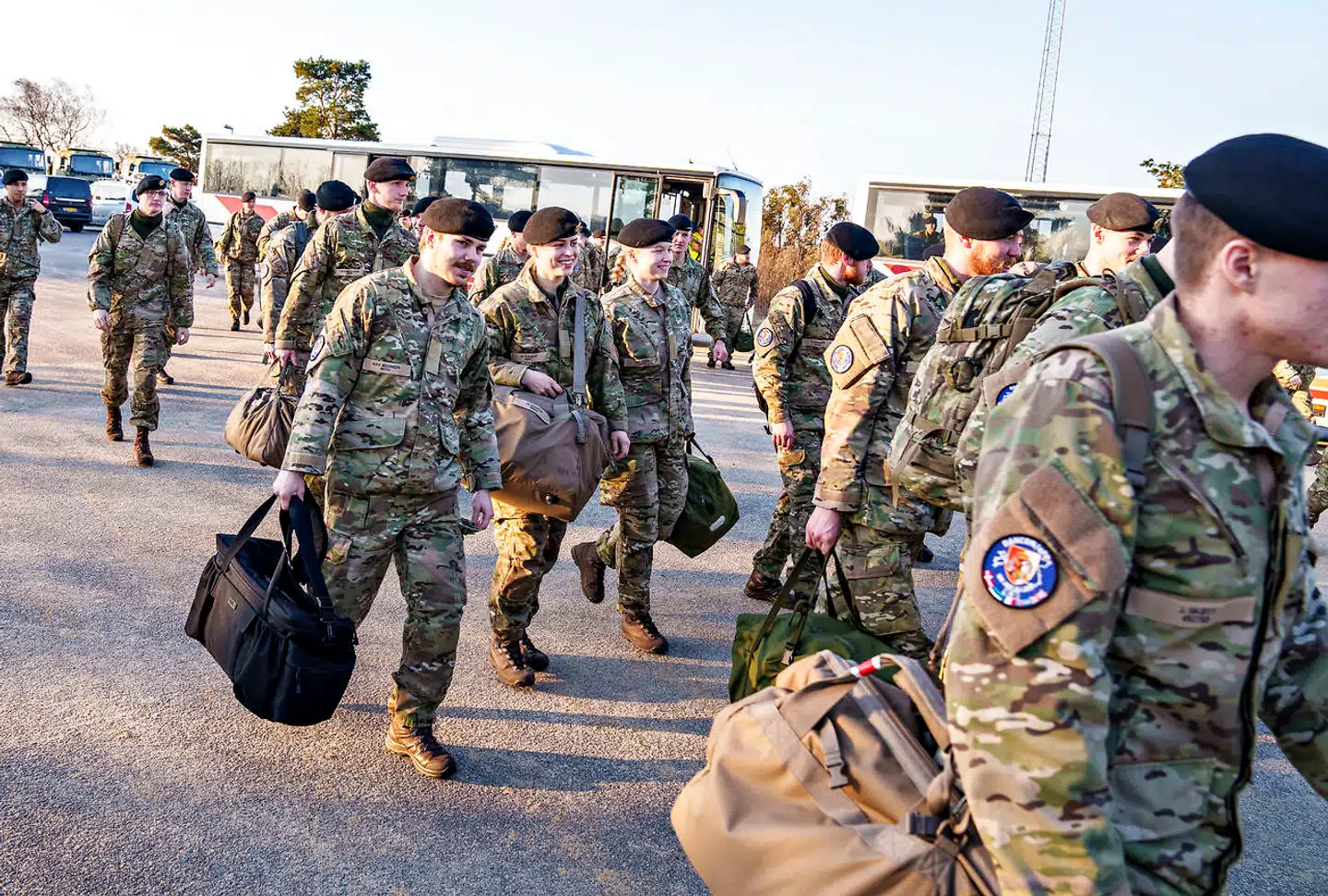 »Vi er heller ikke med i EUs militære operationer og missioner, som finder sted uden for EUs grænser. Det behøver vi sådan set heller ikke at være med en ophævelse af forsvarsforbeholdet,« skriver Peter Nedergaard. Billedet viser soldater, som skal udstationeres i Estland, sendt afsted fra Flyvestation Karup, 11. marts 2022.