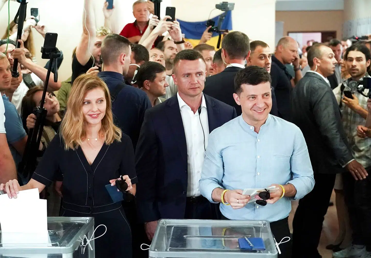 Den ukrainske præsident Volodymyr Zelenskiy, til højre, og hans kone Olena Zelenska afgav deres stemme ved et valgsted under parlamentsvalget i Kiev, Ukraine, søndag den 21. juli 2019.