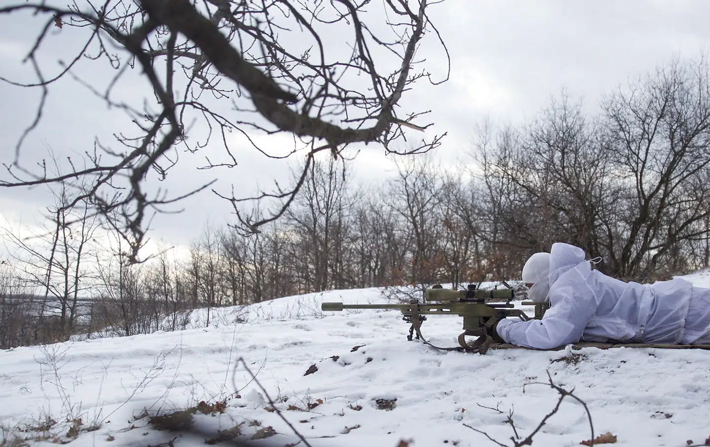 En skarpskytte deltager i en militærøvelse i Ukraine før invasionen.