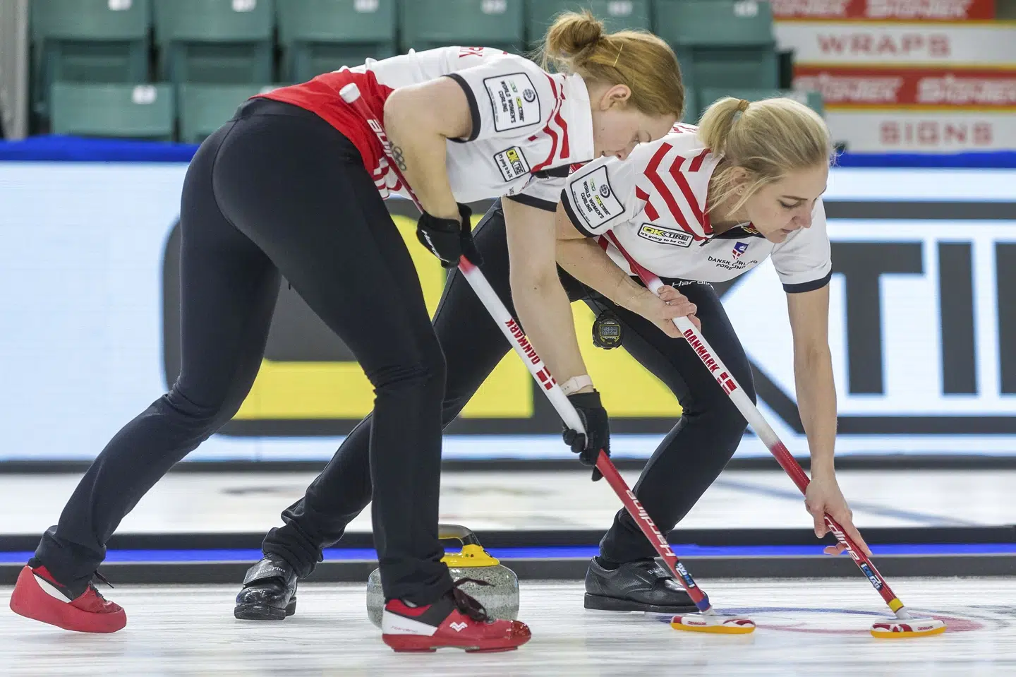 Mathilde Halse (til venstre) og Denise Dupont (til højre) kæmpede for sagen, men Canada snuppede sejren og semifinalepladsen. James Doyle/Ritzau Scanpix