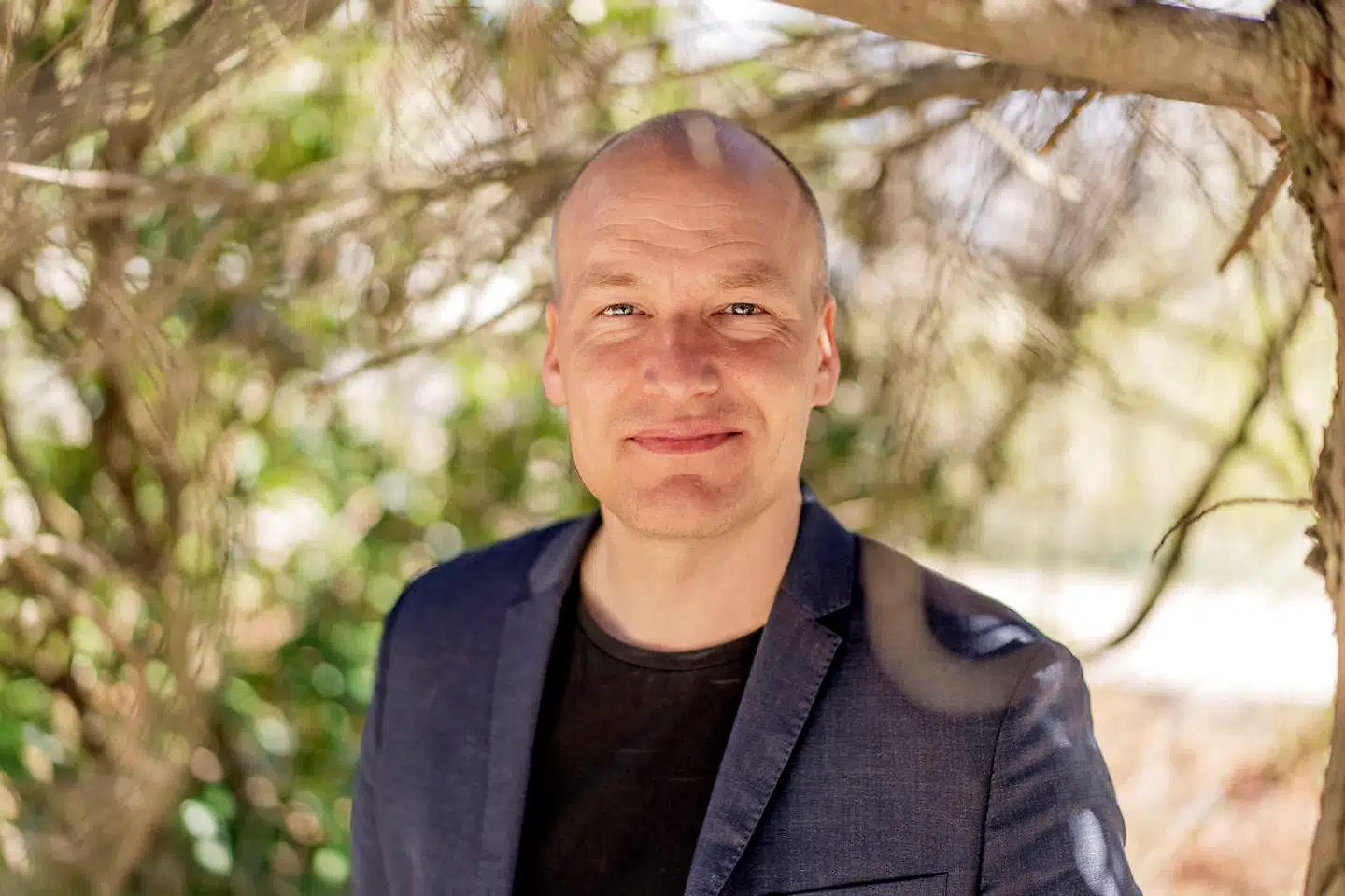 »Helt over til venstre har Pelle Dragsteds »revolutionære« armé sadlet delvist om. Ledelsen har i hvert fald, om den har resten af partiet med sig er måske lidt mere tvivlsomt,« skriver Leif Donbæk.