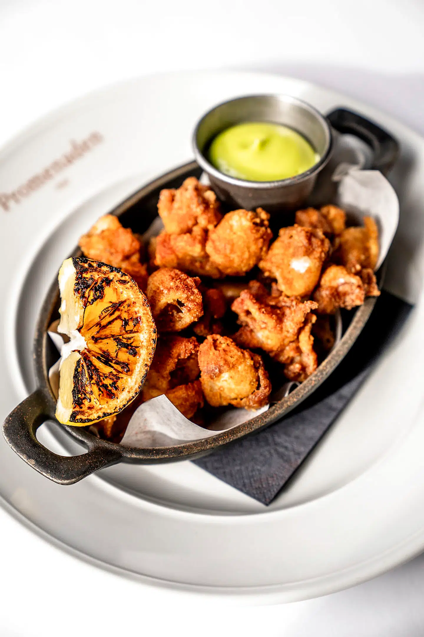 Calamari fritti med urtemayo og grillet citron, var eftermiddagens bedste ret.