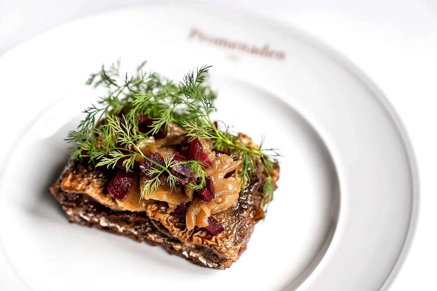 Stegt sild med sød stærk sennep og rødbede.