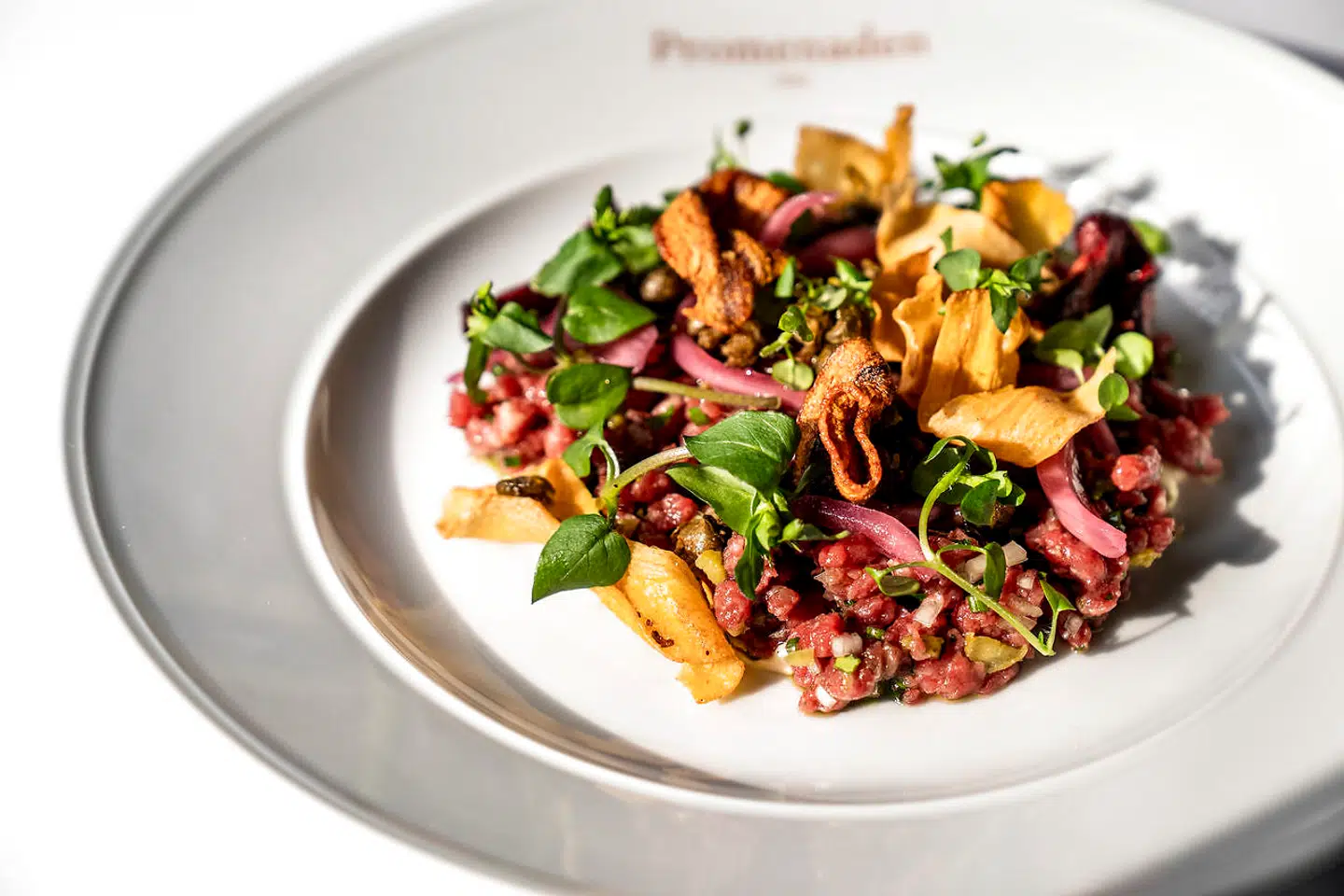 Tatar med bl.a. friterede kapers, cornichoner og aioli.