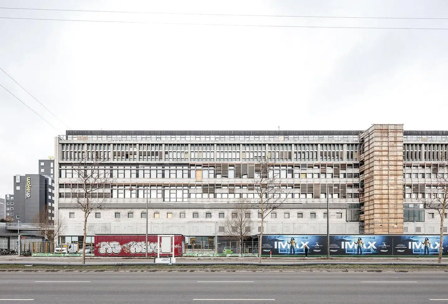 Den gamle DSB-godsterminal på Kalvebod Brygge, som den tog sig ud før renoveringen – og efter mange års forfald.