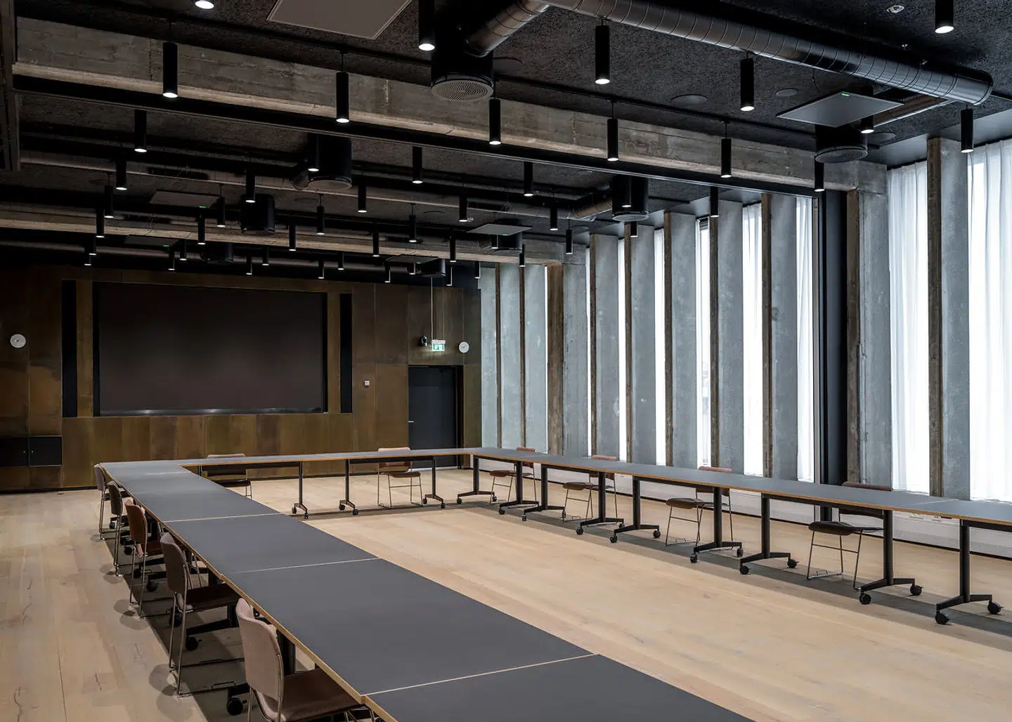 Indvendig er de gamle betonelementer bevaret. Blandt andet for at fortælle historien om, at huset engang har været brugt til noget andet.