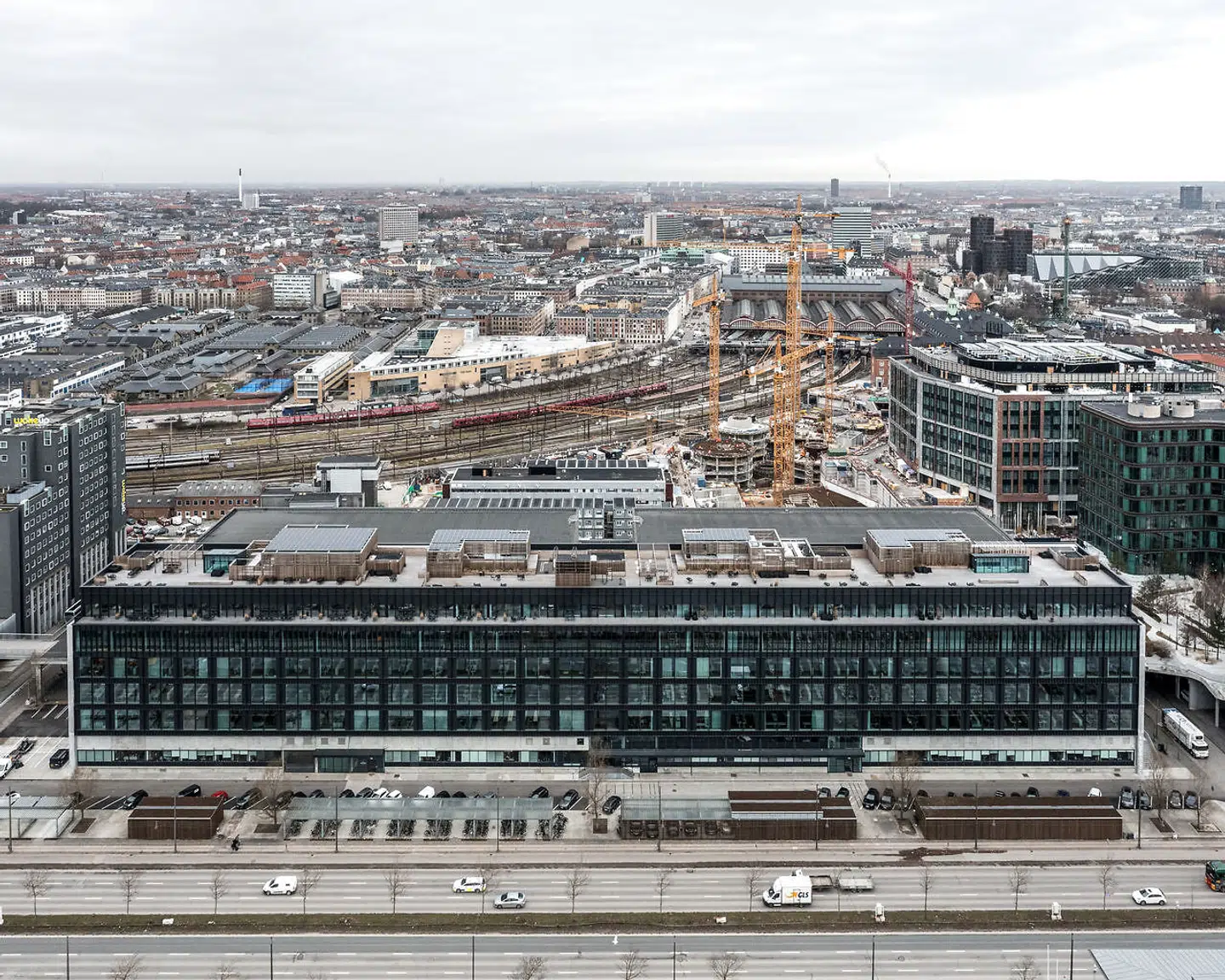 Bygningen fylder godt i landskabet – her med det nye udtryk.