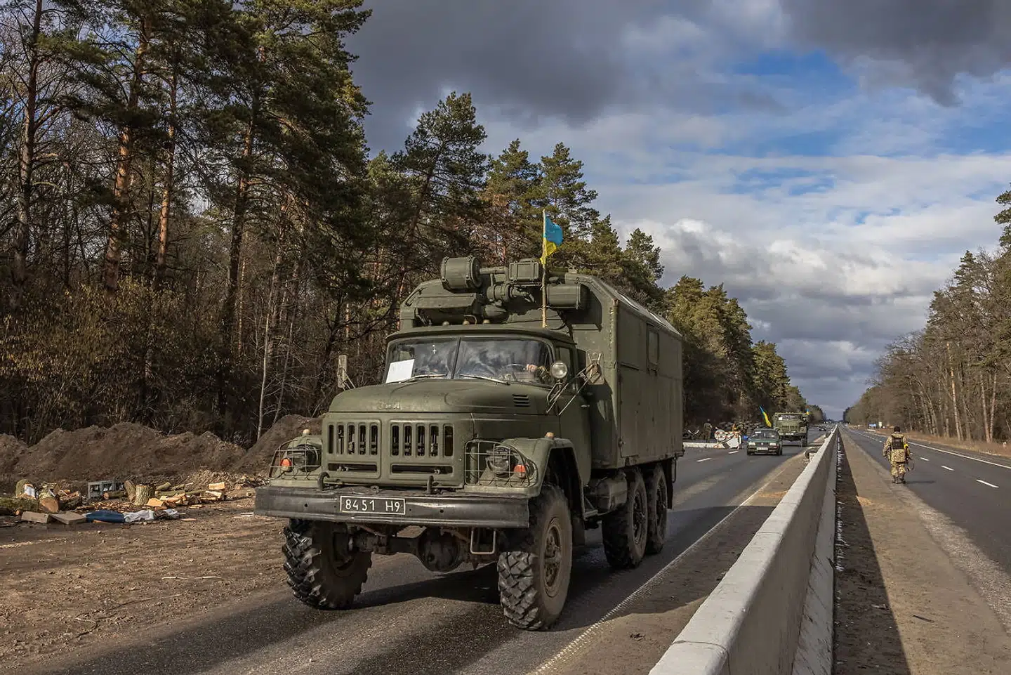 Rusland og Ukraine bekræfter, at landene har gennemført en udveksling af tilfangetagne soldater. På billedet ses et ukrainsk militært køretøj.