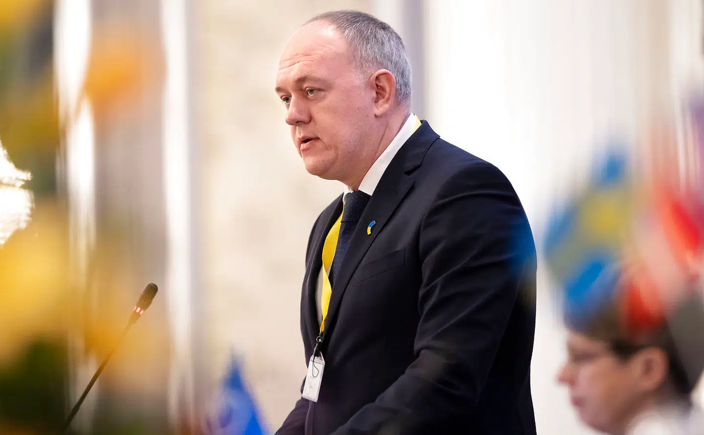 ECCO har valgt at forsætte forretningen i Rusland stort set som hidtil. Den globale skoproducent har 250 butikker i Rusland, som alle er åbne. Det er Ukraines ambassadør i Danmark, Vydoinyk Mykhailo, ikke tilfreds med.