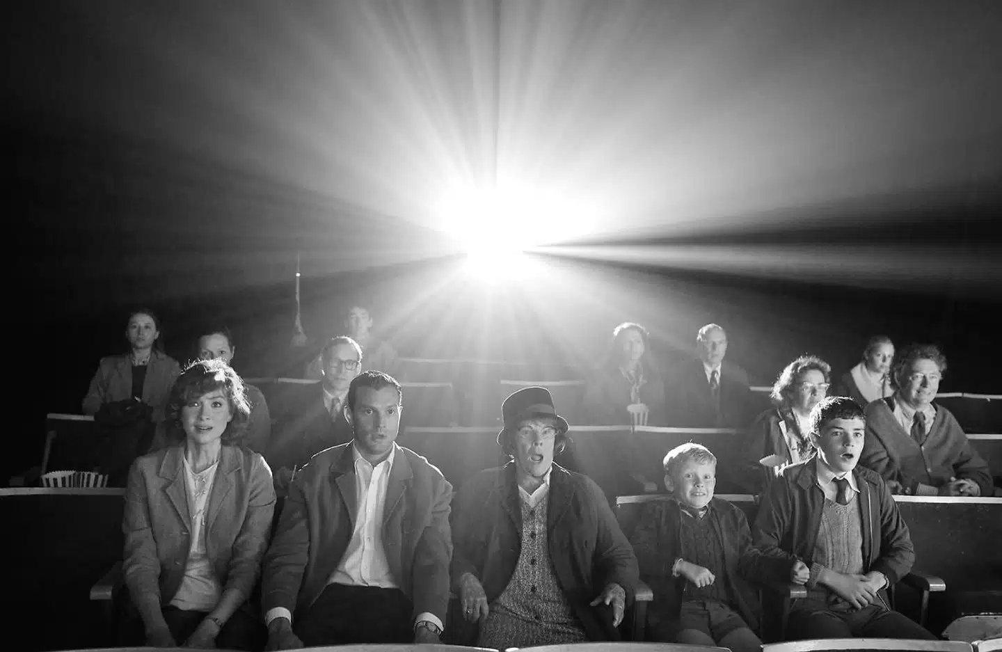 Filmen er holdt helt i sort/hvid – bortset fra når hovedpersonen ser film. Det er ganske elegant.