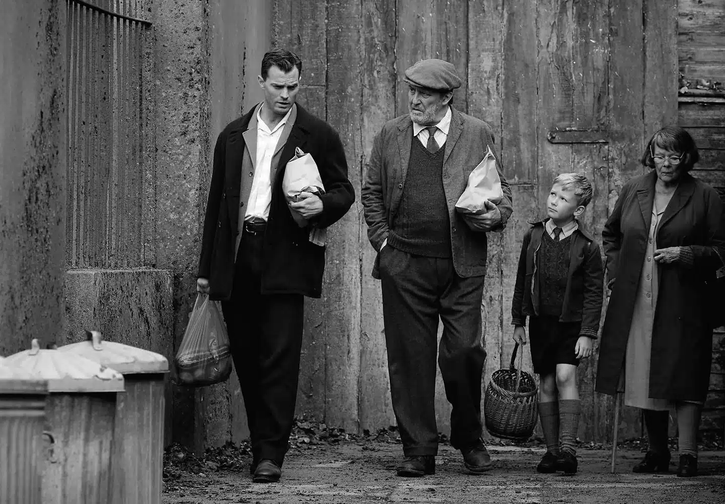 »Belfast« er nomineret til syv Oscars – blandt andet til Ciarán Hinds (i midten) og Judi Dench for bedste mandlige og kvindelige birolle.
