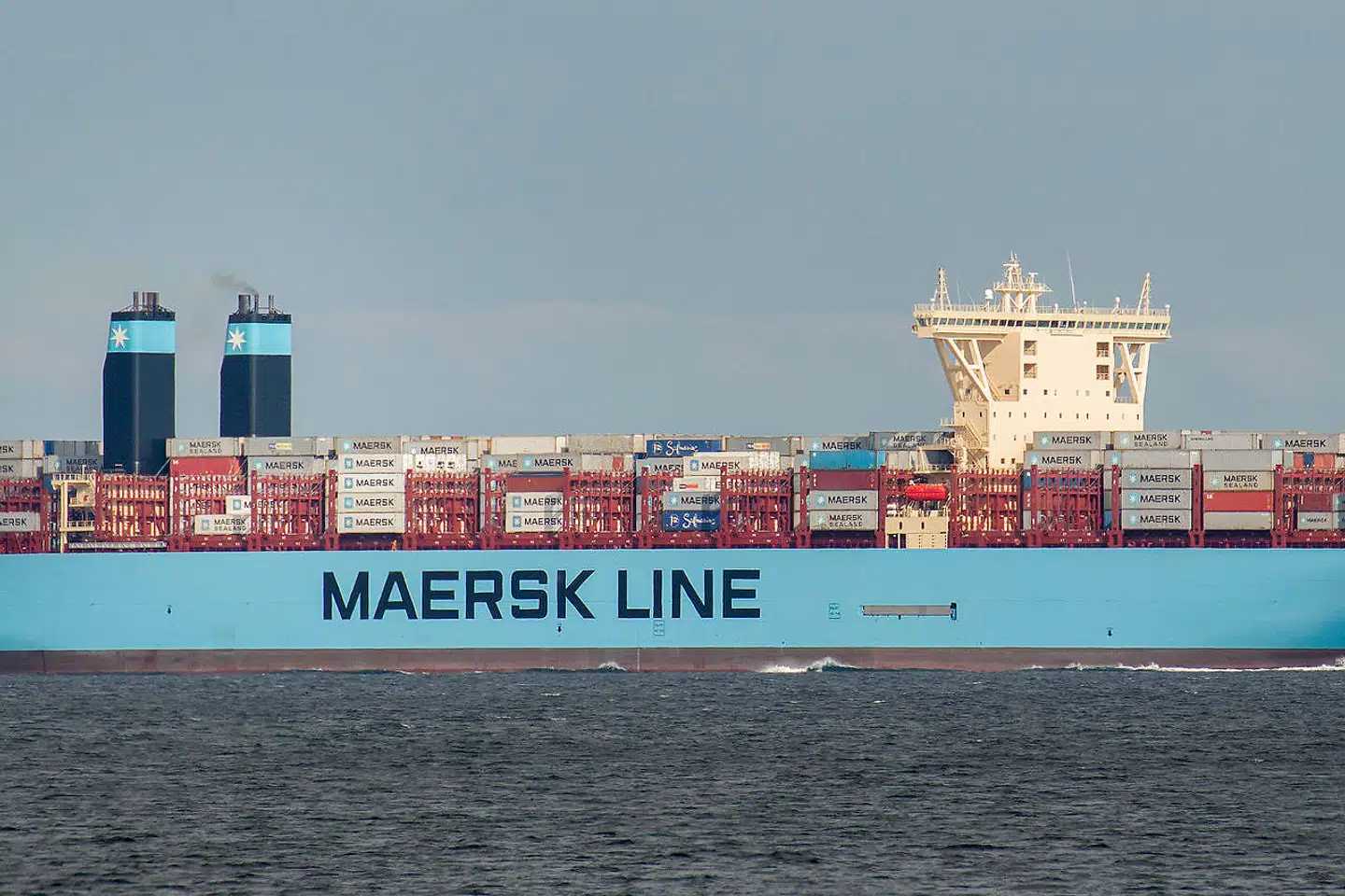 Ni af de forsvundne containere indeholdt farligt gods i form af litium-ion-batterier. Yderligere 100 containere er beskadiget. Der er ikke tale om skibet på billedet (arkivfoto).