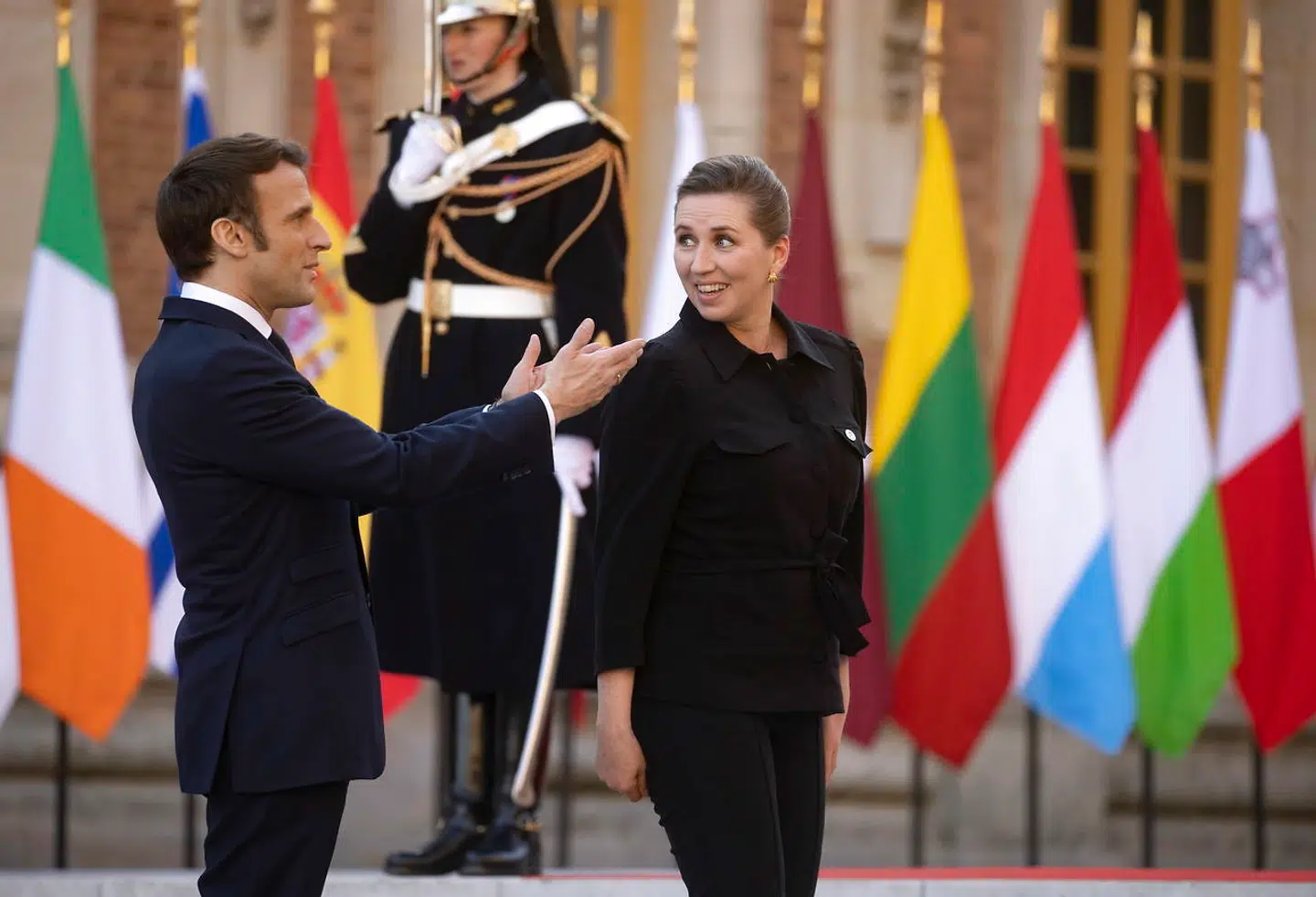 De stod sammen. Så længe det varede: Frankrigs præsident, Emmanuel Macron, hilste Danmarks statsminister, Mette Frederiksen, velkommen, da EUs stats- og regeringsledere for to uger siden mødtes på slottet i Versailles.