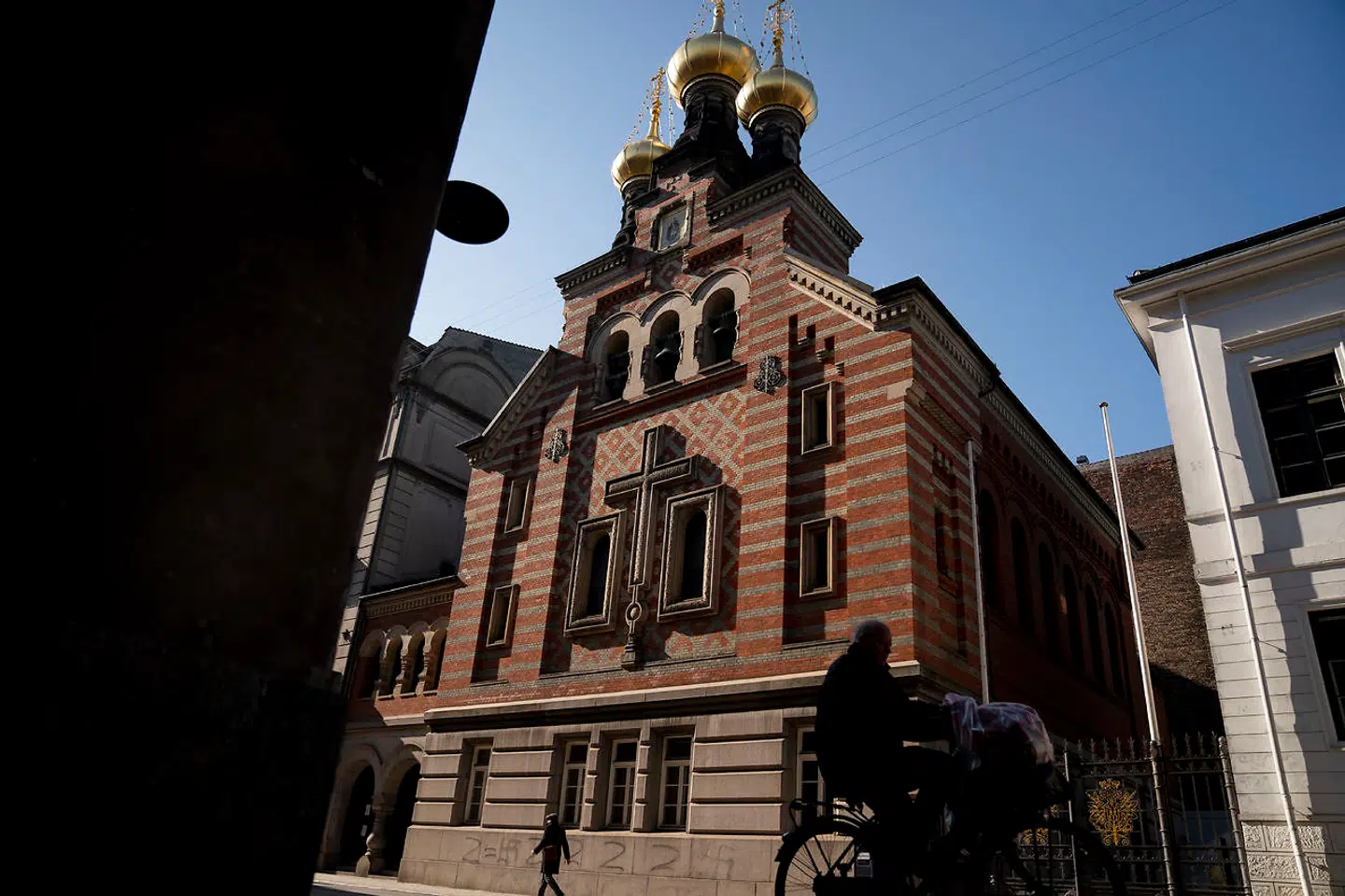 Den russisk ortodokse Skt. Aleksander Nevskij Kirke i Bredgade i København blev tidligere i marts udsat for hærværk med hagekors og z-symboler. Arkivfoto: Liselotte Sabroe/Ritzau Scanpix