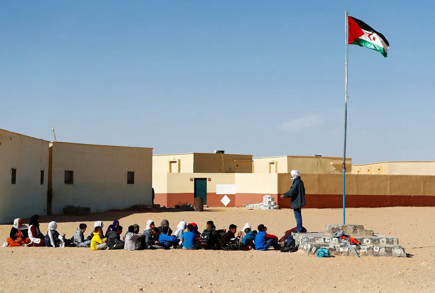 Saharawiske skolebørn undervises under åben himmel i en flygtningelejr ved byen Tindouf nær grænsen mellem Vestsahara og Algeriet.