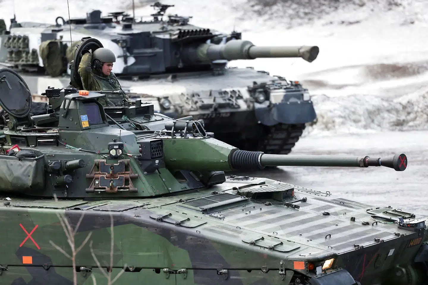 Ingen forventer, at sanktionerne mod Rusland vil stoppe konflikten. Den sørgelige sandhed er, at de vestlige lande ikke kan hjælpe Ukraine på anden måde end at gå i krig med Rusland, mener Robert Skidelsky. Her ses svenske og finske kampvogne tage del i øvelsen »Cold Response 2022« i det nordlige Norge sammen med NATO-lande 22. marts.