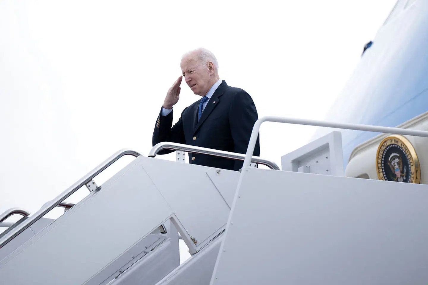 Joe Biden ankommer til Bruxelles sent onsdag aften. Torsdag bliver en travl og vigtig dag for præsidenten. På billedet forlader han tidligere på onsdagen USA ombord på Airforce One.