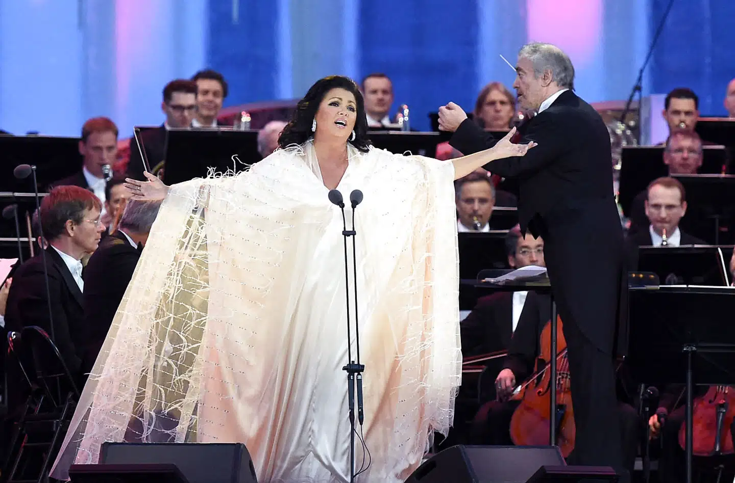 Anna Netrebko og dirigenten Valery Gergiev under en koncert med Wiener Philharmonikerne i Schoenbrunn uden for Wien i 2018. Lige nu har nye koncerter lange udsigter, fordi koncerter med russiske kunstnere bliver aflyst på grund af krigen i Ukraine.