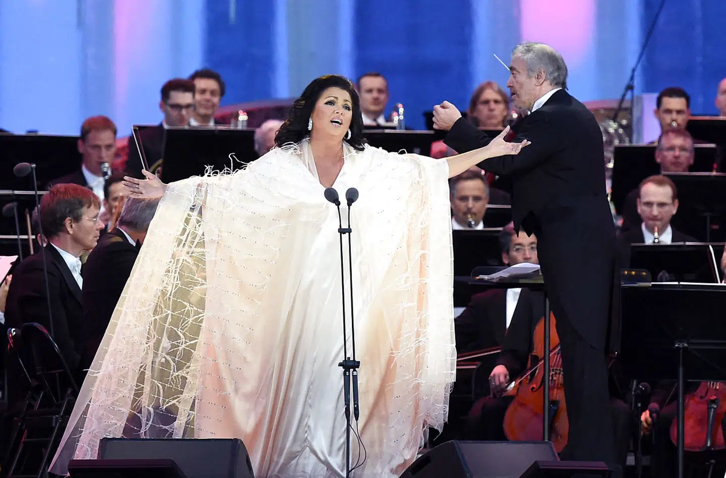 Anna Netrebko og dirigenten Valery Gergiev under en koncert med Wiener Philharmonikerne i Schoenbrunn uden for Wien i 2018. Lige nu har nye koncerter lange udsigter, fordi koncerter med russiske kunstnere bliver aflyst på grund af krigen i Ukraine.