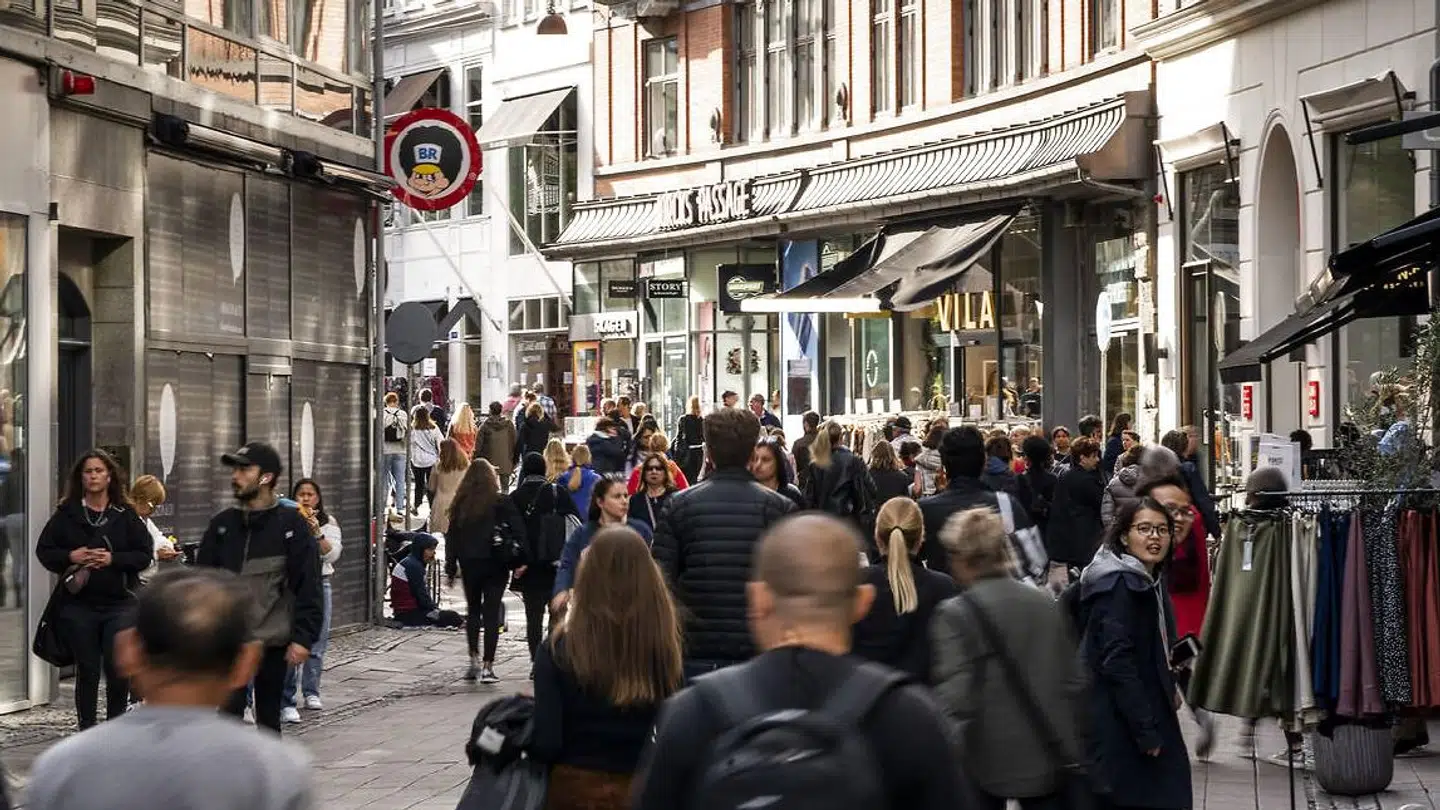 Forbrugertilliden faldt ikke så overraskende kraftigt i marts. Spørgsmålet er, om det nu bebuder et fald i privatforbruget.